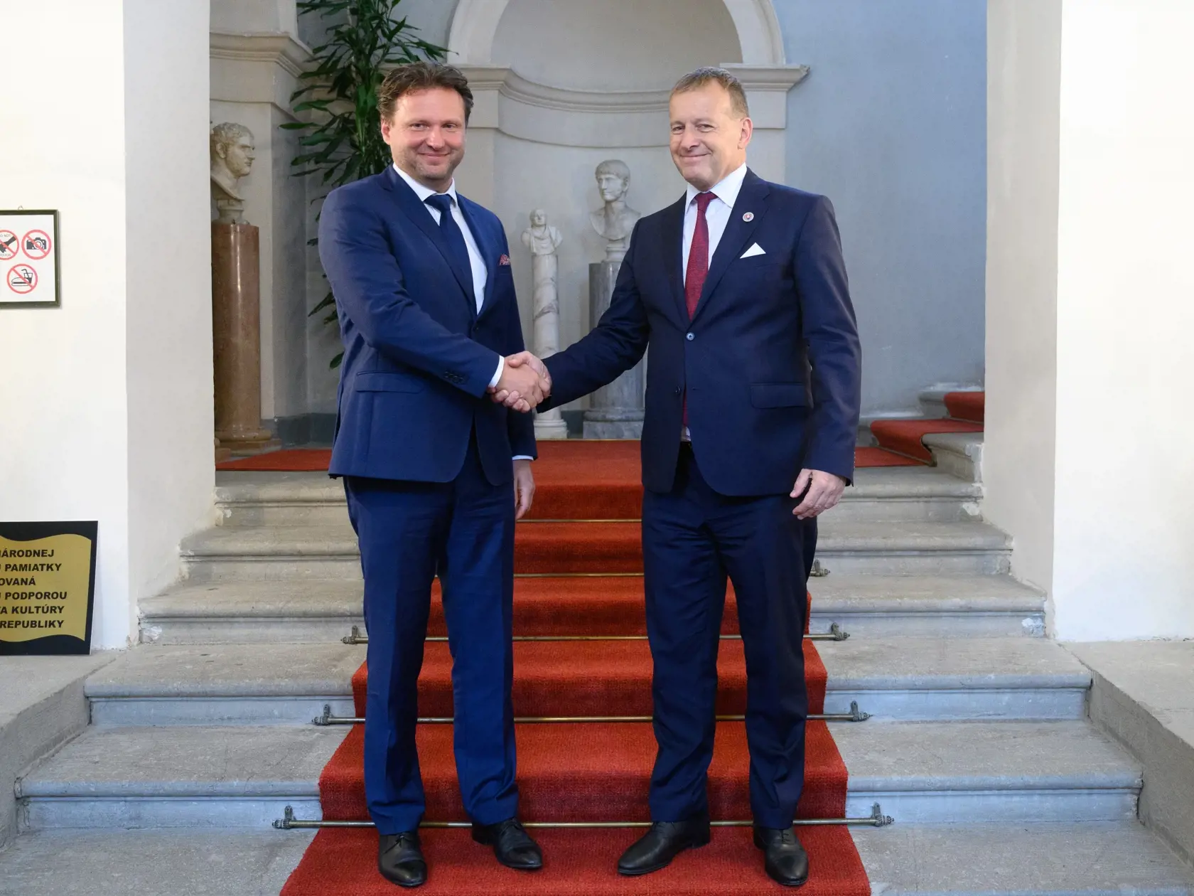 Na snímke sprava predseda Národnej rady SR (NR SR) Boris Kollár (Sme rodina) a predseda Poslaneckej snemovne Parlamentu ČR Radek Vondráček počas stretnutia na zámku v Topoľčiankach 29. septembra 2021. FOTO TASR - Henrich Mišovič