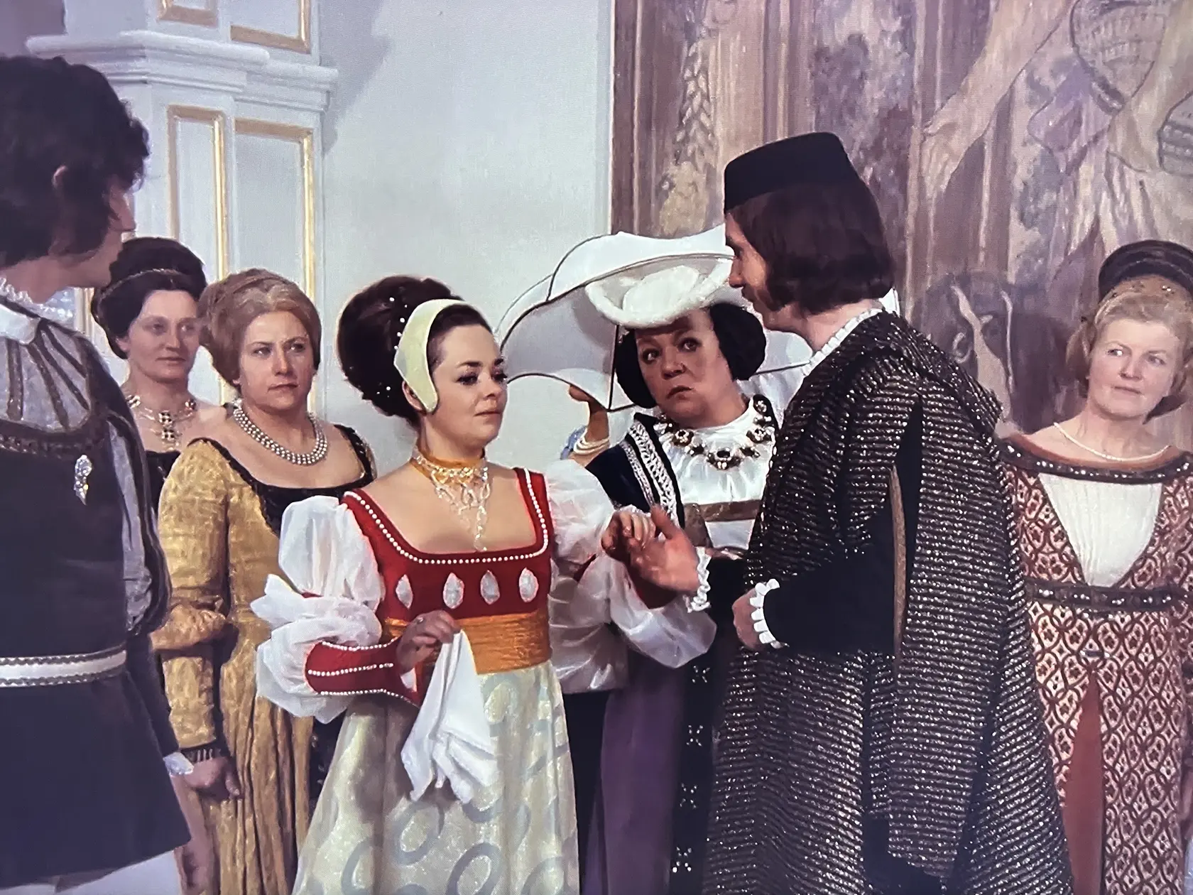 V slávnej rozprávke Tri oriešky pre Popolušku si vedľa Libušky Šafránkovej mal úlohu princa zahrať jej kamarát Jan Hrušínský. Na poslednú chvíľu ho preobsadili Pavlom Trávničkom.