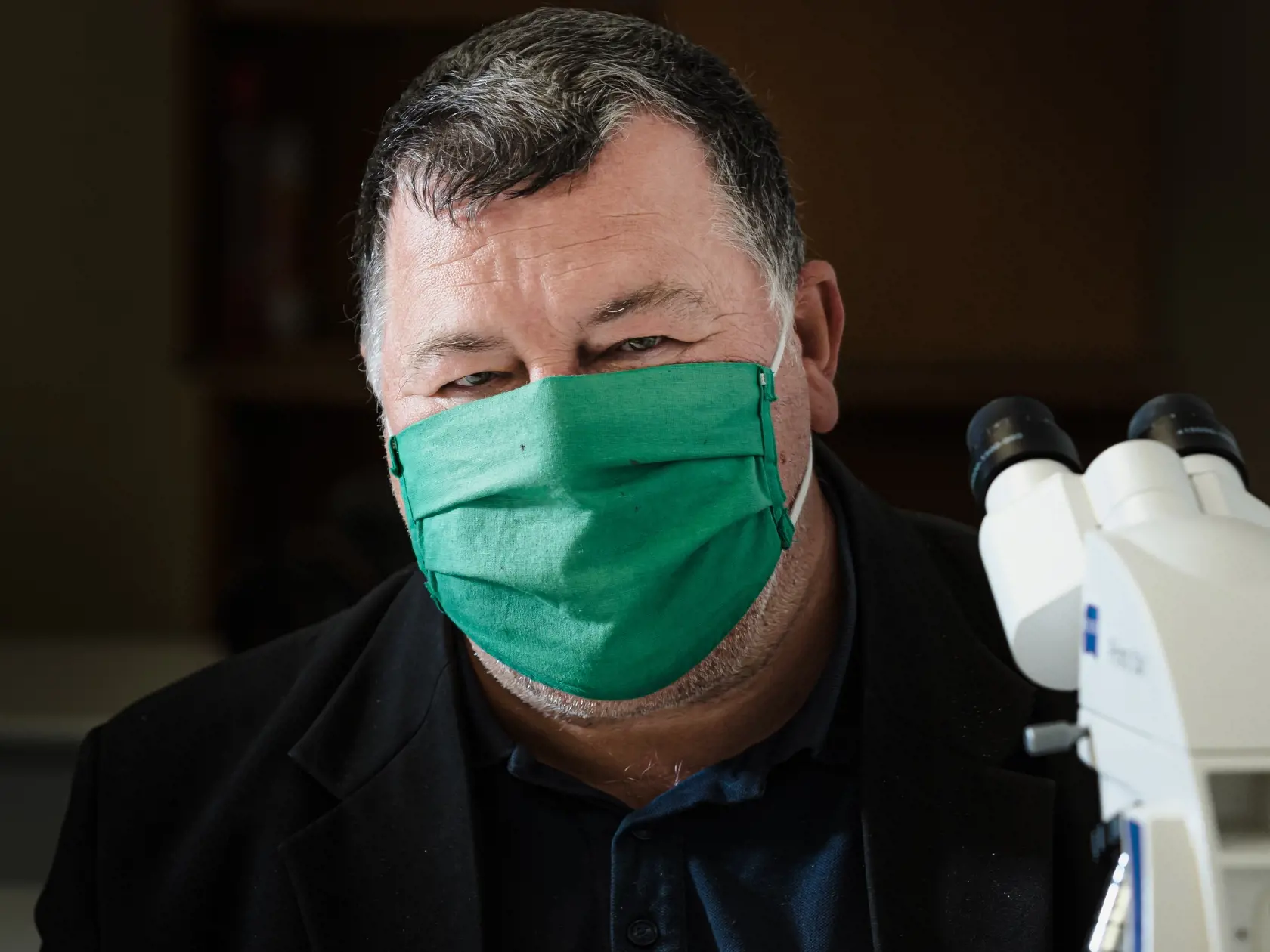 Na sníme Prof. MUDr. Vladimír Krčméry DrSc. - slovenský lekár, vedec – odborník na tropickú medicínu, infektológiu a onkológiu.