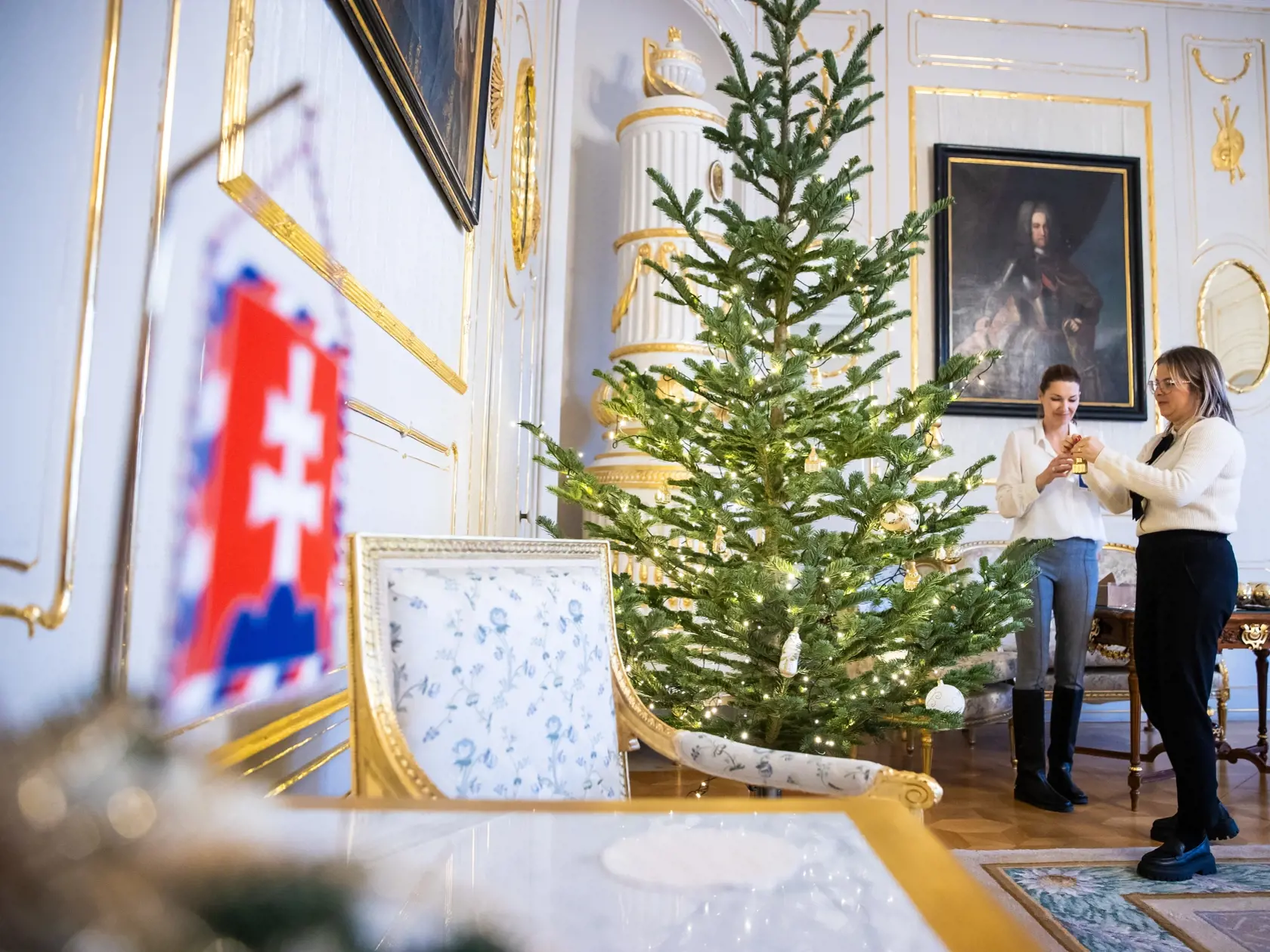 Zdobenie vianočných stromčekov v prezidentskom paláci v Bratislave.
