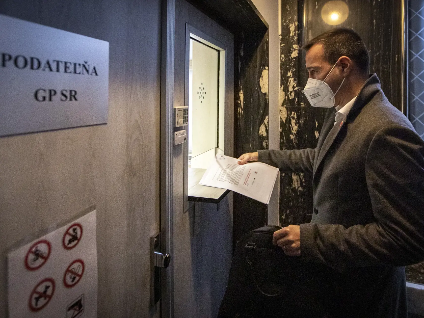 Na snímke je Tomáš Drucker, predseda mimoparlamentnej strany Dobrá voľba, ako podáva na genertálnej prokuratúre trestné oznámenie na premiéra Igora Matoviča v kauze vakcíny Sputnik V.