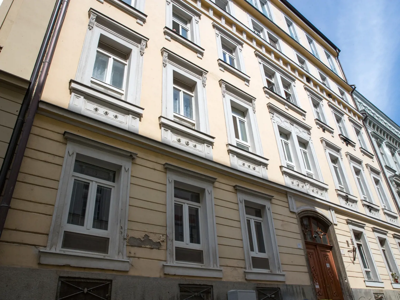 Na snímke je bytový dom v centre Bratislavy, v ktorom vlastí byt syn Kajetána Kičuru.