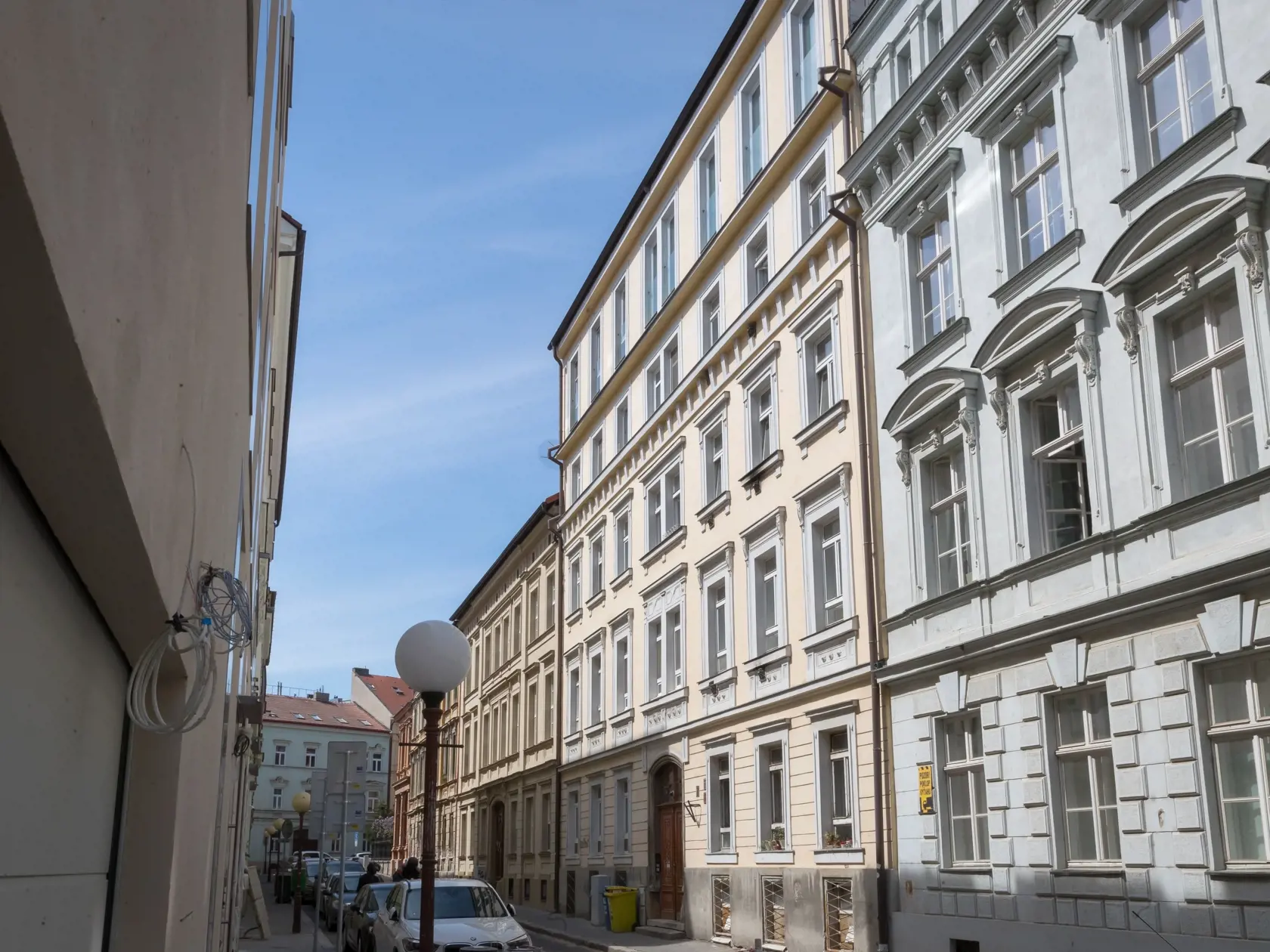 Na snímke je bytový dom v centre Bratislavy, v ktorom vlastí byt syn Kajetána Kičuru.