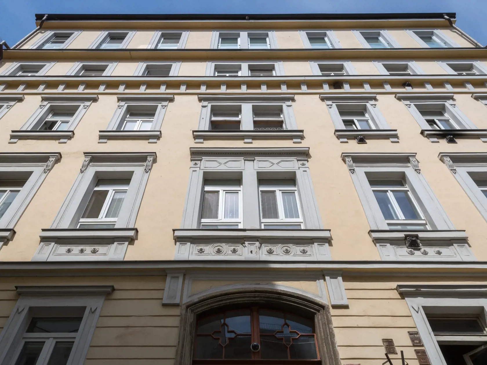 Na snímke je bytový dom v centre Bratislavy, v ktorom vlastí byt syn Kajetána Kičuru.