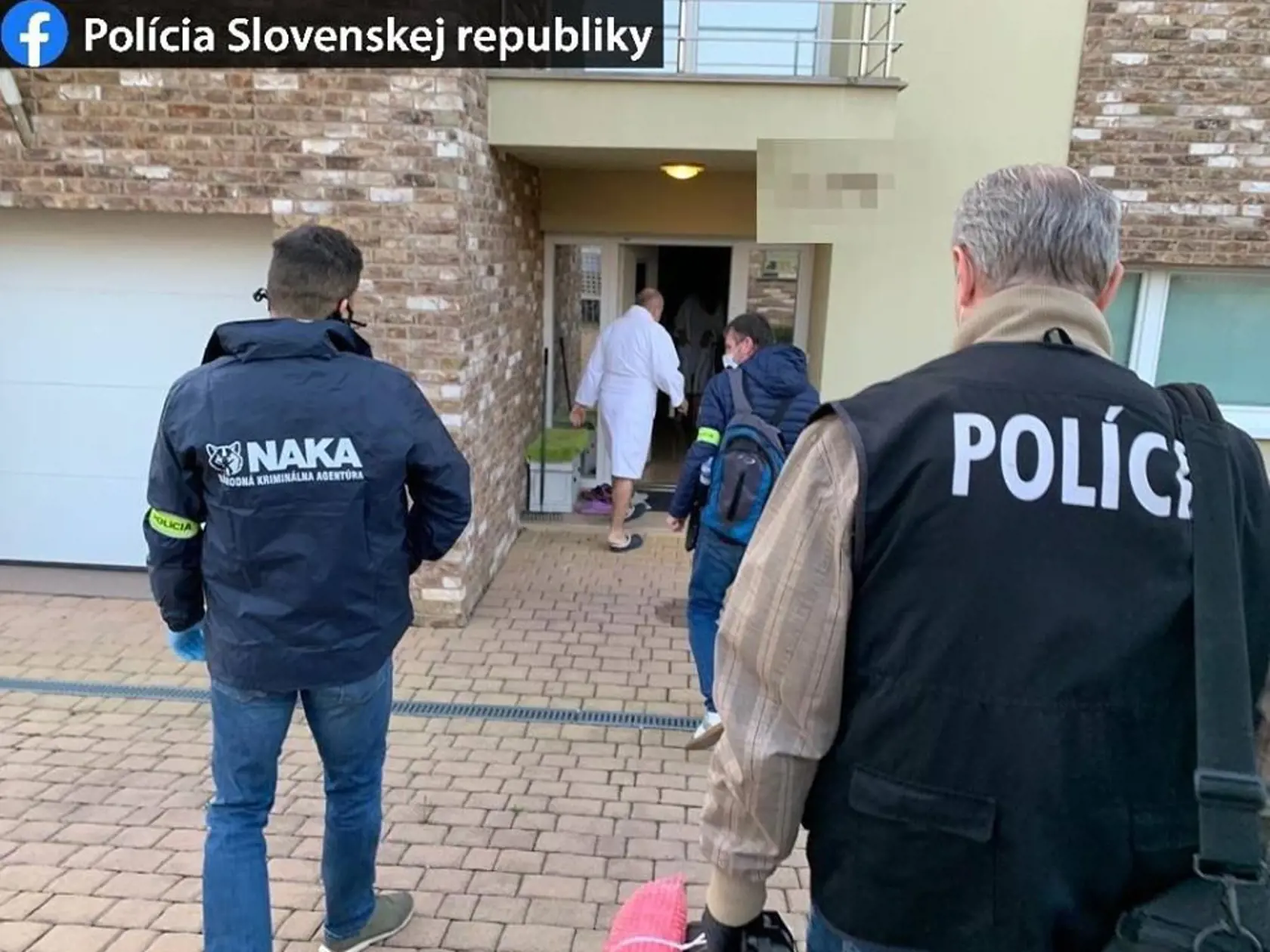 Národná kriminálna agentúra (NAKA) od utorňajšieho rána 21. apríla 2020 zasahuje v rámci akcie Rezervy na strednom Slovensku. V Žilinskom a Banskobystrickom kraji vykonáva zaisťovacie úkony v súvislosti s korupčnou trestnou činnosťou z prostredia Správy štátnych hmotných rezerv (SŠHR) SR. Polícia o tom informuje na sociálnej sieti. Na snímke príslušníci NAKA počas akcie Rezervy. FOTO TASR - Polícia Slovenskej republiky 

