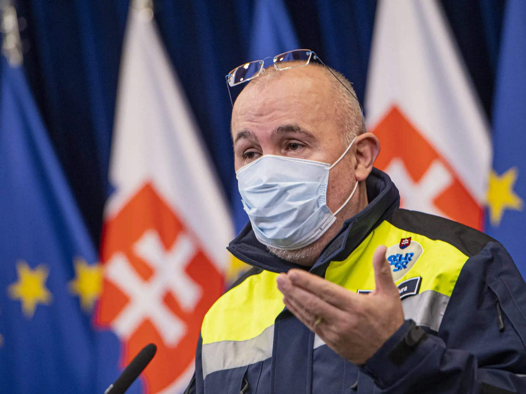 Na snímke predseda Správy štátnych hmotných rezerv (SŠHR) SR Kajetán Kičura hovorí s novinármi počas mimoriadneho rokovania vlády SR v Bratislave 15. marca 2020. FOTO TASR - Michal Svítok
