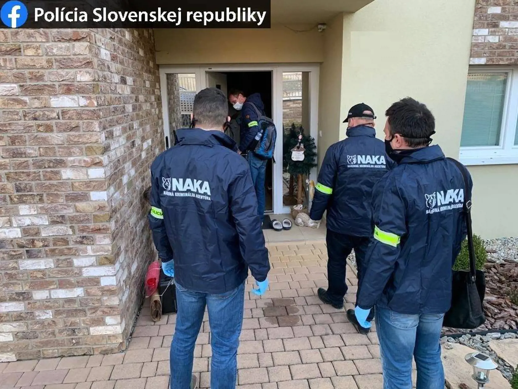 Národná kriminálna agentúra (NAKA) od utorňajšieho rána 21. apríla 2020 zasahuje v rámci akcie Rezervy na strednom Slovensku. V Žilinskom a Banskobystrickom kraji vykonáva zaisťovacie úkony v súvislosti s korupčnou trestnou činnosťou z prostredia Správy štátnych hmotných rezerv (SŠHR) SR. Polícia o tom informuje na sociálnej sieti. Na snímke príslušníci NAKA počas akcie Rezervy. FOTO TASR - Polícia Slovenskej republiky 

