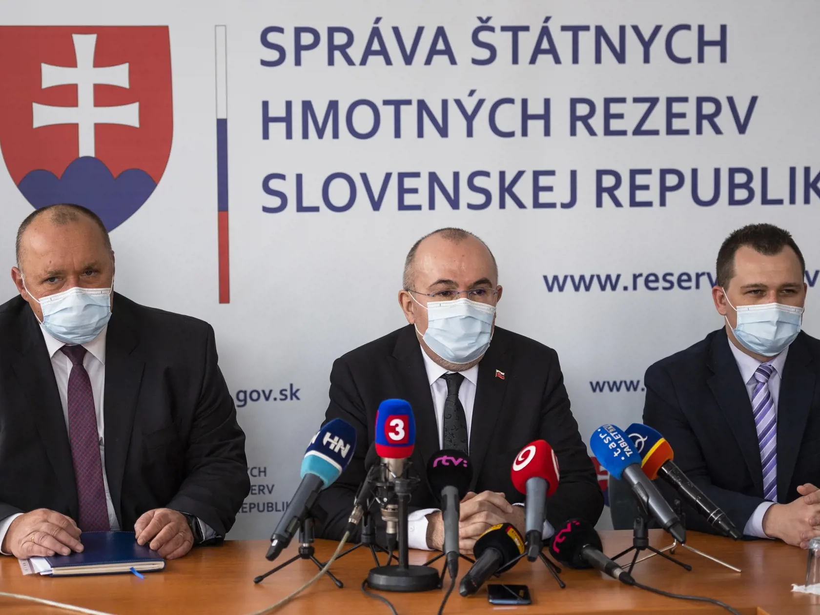 Na snímke zľava generálny riaditeľ Sekcie štátnych hmotných rezerv Jozef Jantoš, predseda Správy štátnych hmotných rezerv (SŠHR) SR Kajetán Kičura a riaditeľ Odboru hmotných rezerv a pohotovostných zásob Matúš Leško počas tlačového brífingu po stretnutí s predsedom vlády SR Igorom Matovičom v Bratislave 22. marca 2020. FOTO TASR - Jaroslav Novák