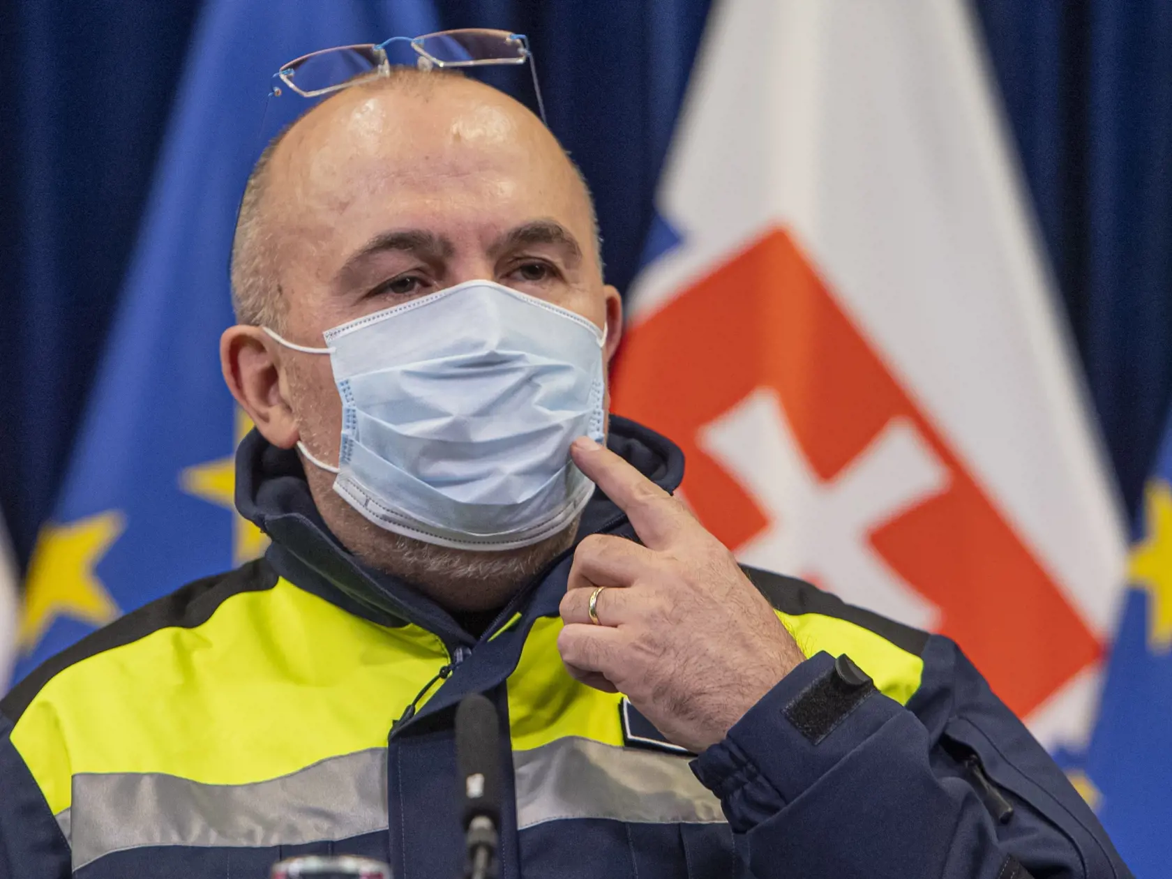 Na snímke predseda Správy štátnych hmotných rezerv SR Kajetán Kičura hovorí s novinármi počas mimoriadneho rokovania vlády SR v Bratislave 15. marca 2020. FOTO TASR - Michal Svítok