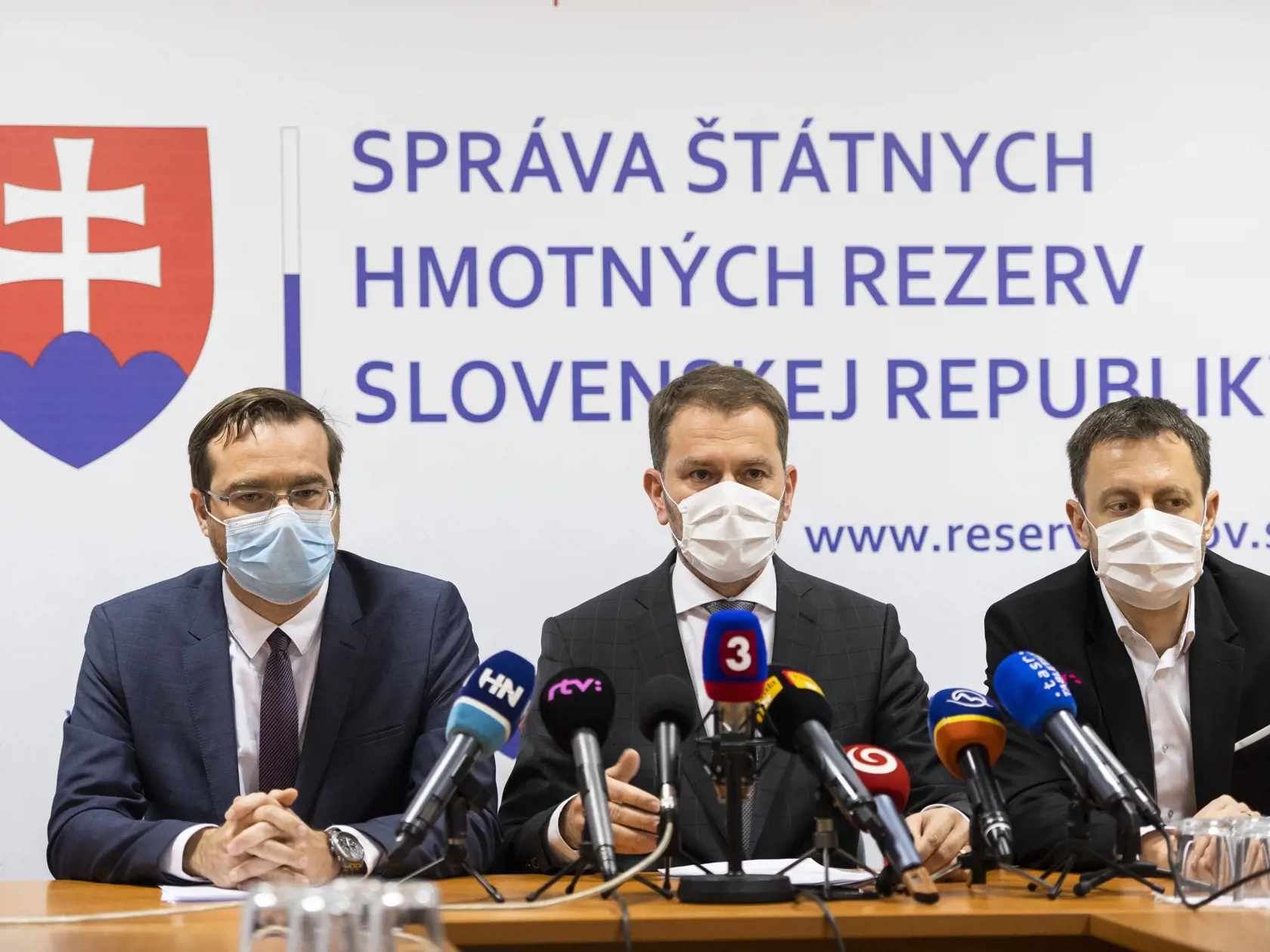 Na snímke zľava minister zdravotníctva SR Marek Krajčí, predseda vlády SR Igor Matovič a minister financií SR Eduard Heger (všetci OĽaNO) počas tlačového brífingu po rokovaniach na Správe štátnych hmotných rezerv (SŠHR) SR v Bratislave 22. marca 2020. FOTO TASR - Jaroslav Novák