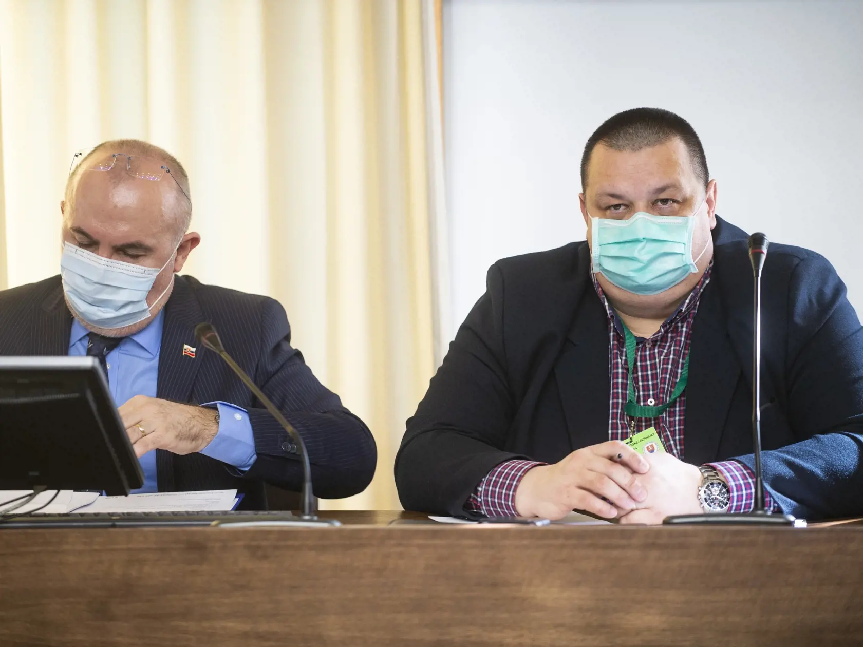 Na snímke vľavo šéf štátnych hmotných rezerv SR Kajetán Kičura a vpravo hlavný hygienik SR Ján Mikas počas zasadnutia krízového štábu SR 16. marca 2020 v Bratislave. FOTO TASR – Jakub Kotian