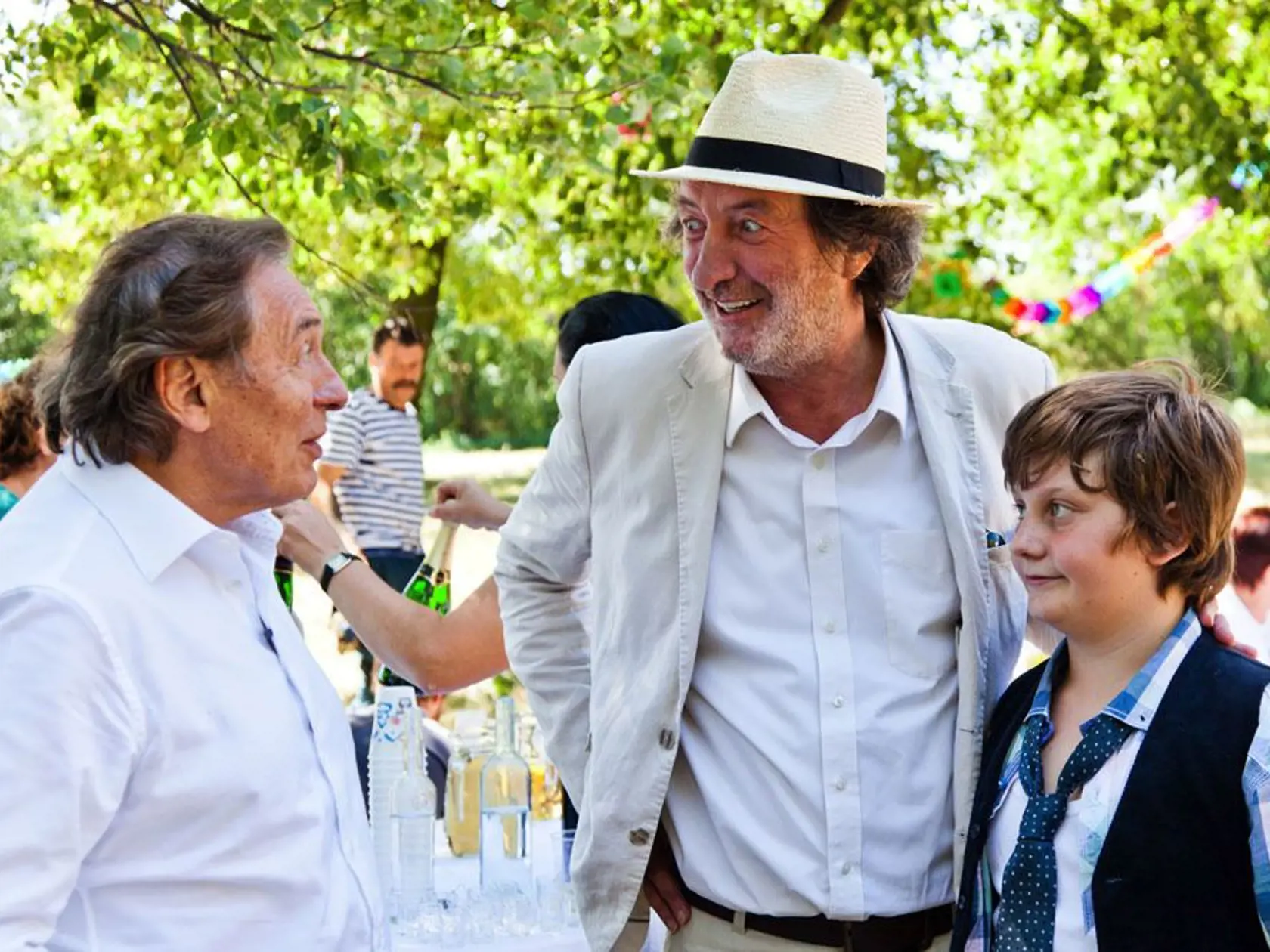Karel Gott trval na autenticite filmu, a preto si na nakrúcanie doniesol svoj vlastný oblek.