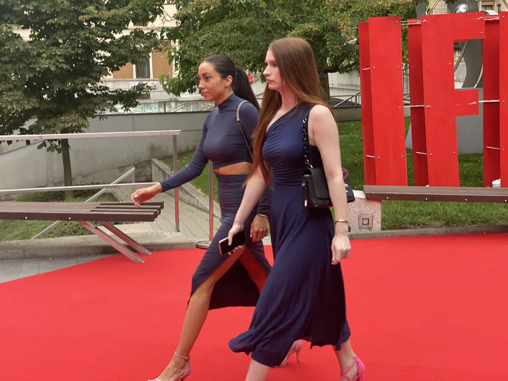 Príchod hostí na záverečný ceremoniál 30. ročníka medzinárodného festivalu Art Film Košice, na ktorom odovzdali ceny držiteľom honorárnych ocenení - Sergejovi Loznicovi, Antónii Liškovej a Marošovi Kramárovi a vyhlásili víťazov jednotlivých súťaží.
