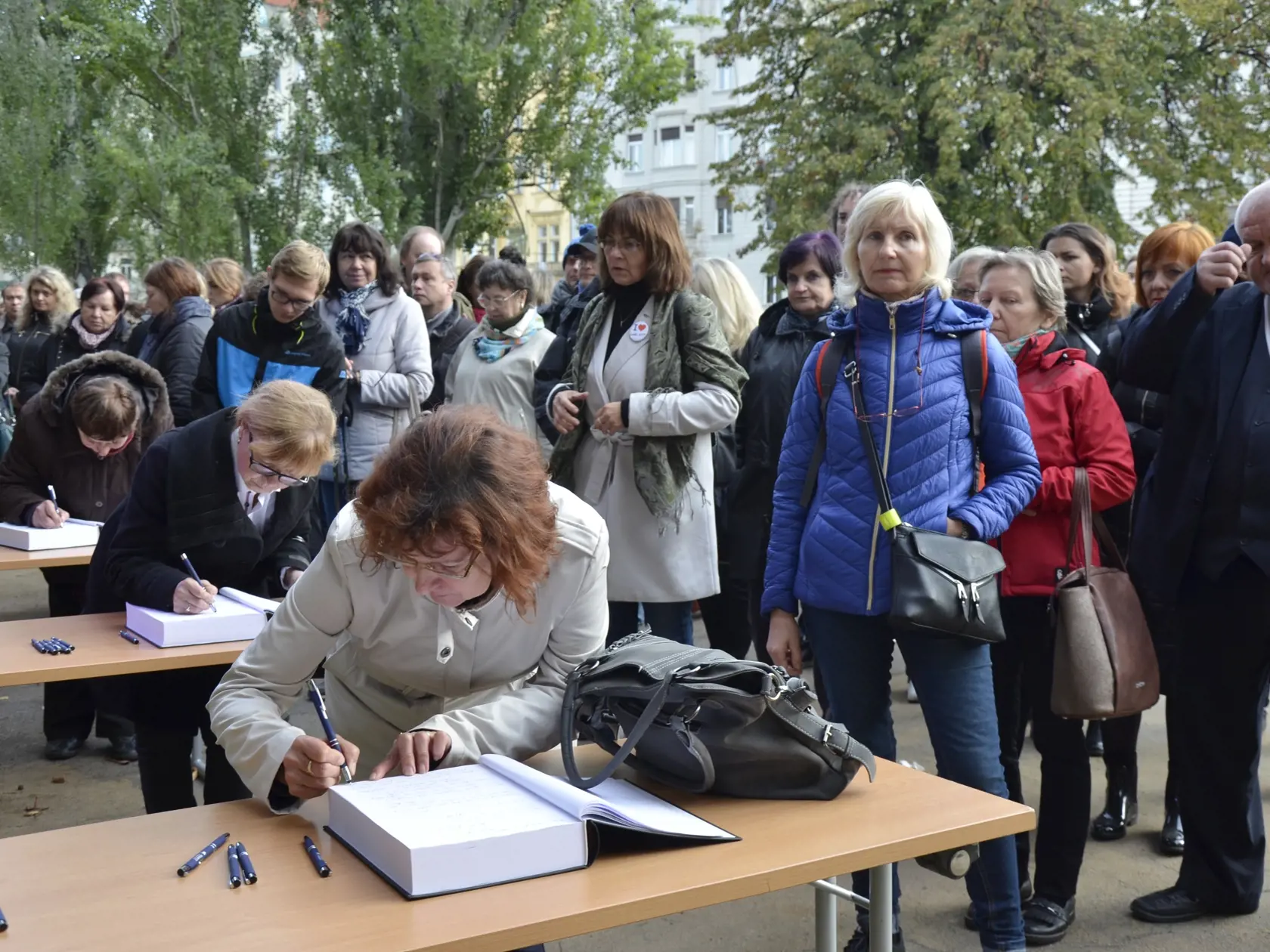 Na snímke ľudia sa zapisujú do kondolenčných kníh, ktoré organizátori vystavili počas verejnej rozlúčky so zosnulým českým a československým spevákom Karlom Gottom pred Palácom  Žofín na Slovanskom ostrove v Prahe v piatok  11. októbra 2019. pred Žofínom sa tvorili dlhé rady. Okrem češtiny, bolo počuť aj slovenčinu, či nemčinu. Umelcov pohreb so štátnymi poctami sa uskutoční v sobotu 12. októbra o 11.00 h v Katedrále svätého Víta na Pražskom hrade. Karel Gott zomrel 1. októbra krátko pred polnoc