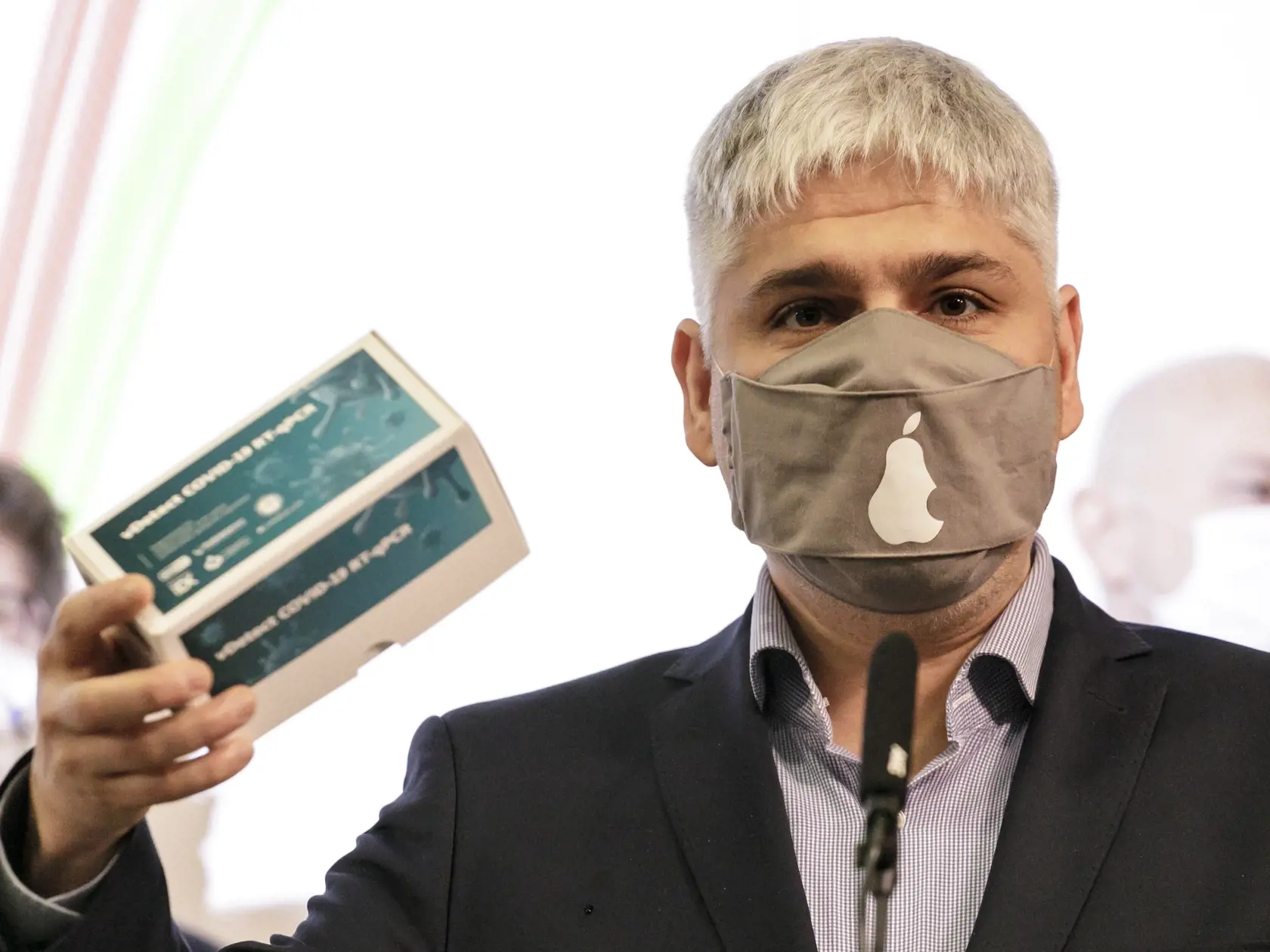 Vedec a biochemik Pavol Čekan z firmy Multiplex DX s diagnostickým kitom pre 500 testov na COVID -19.