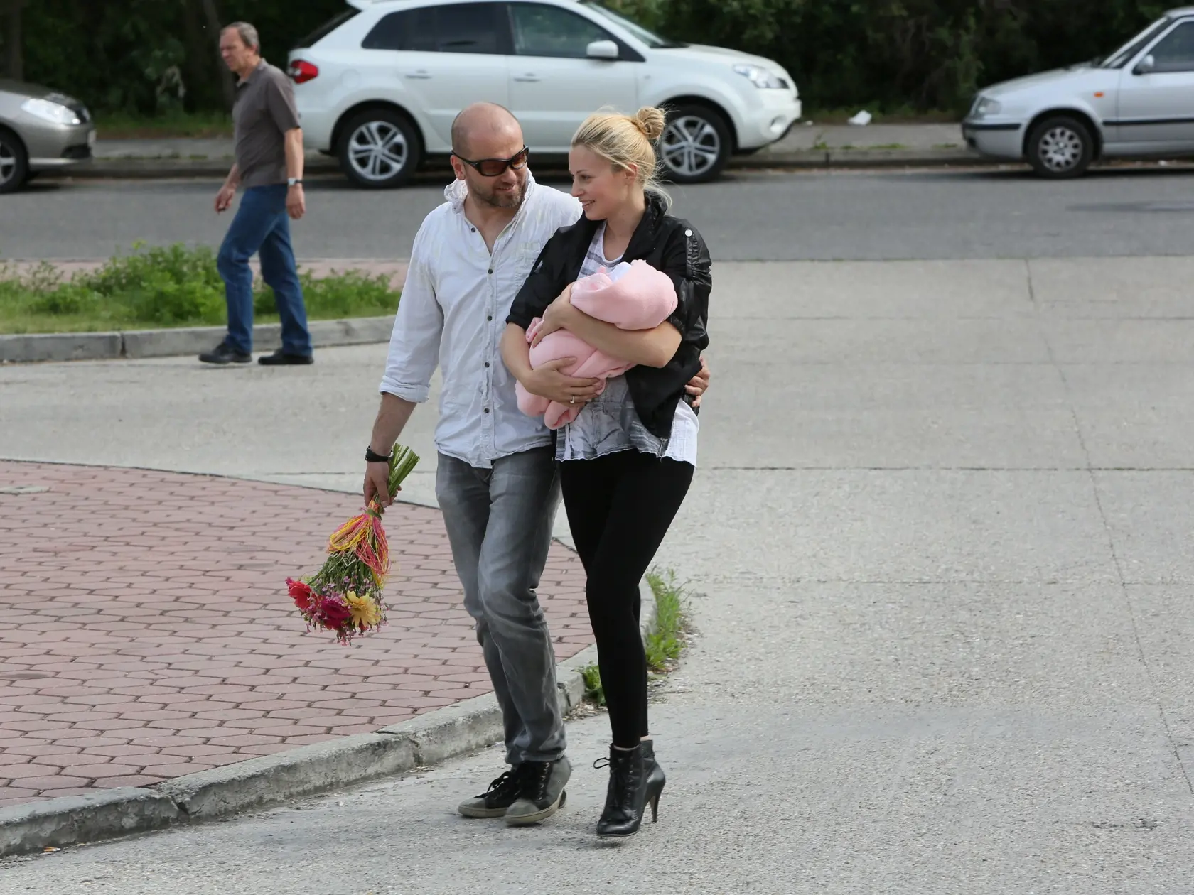 Maria Cirova vychadza s manzelom z porodnice na Antoleskej ulici