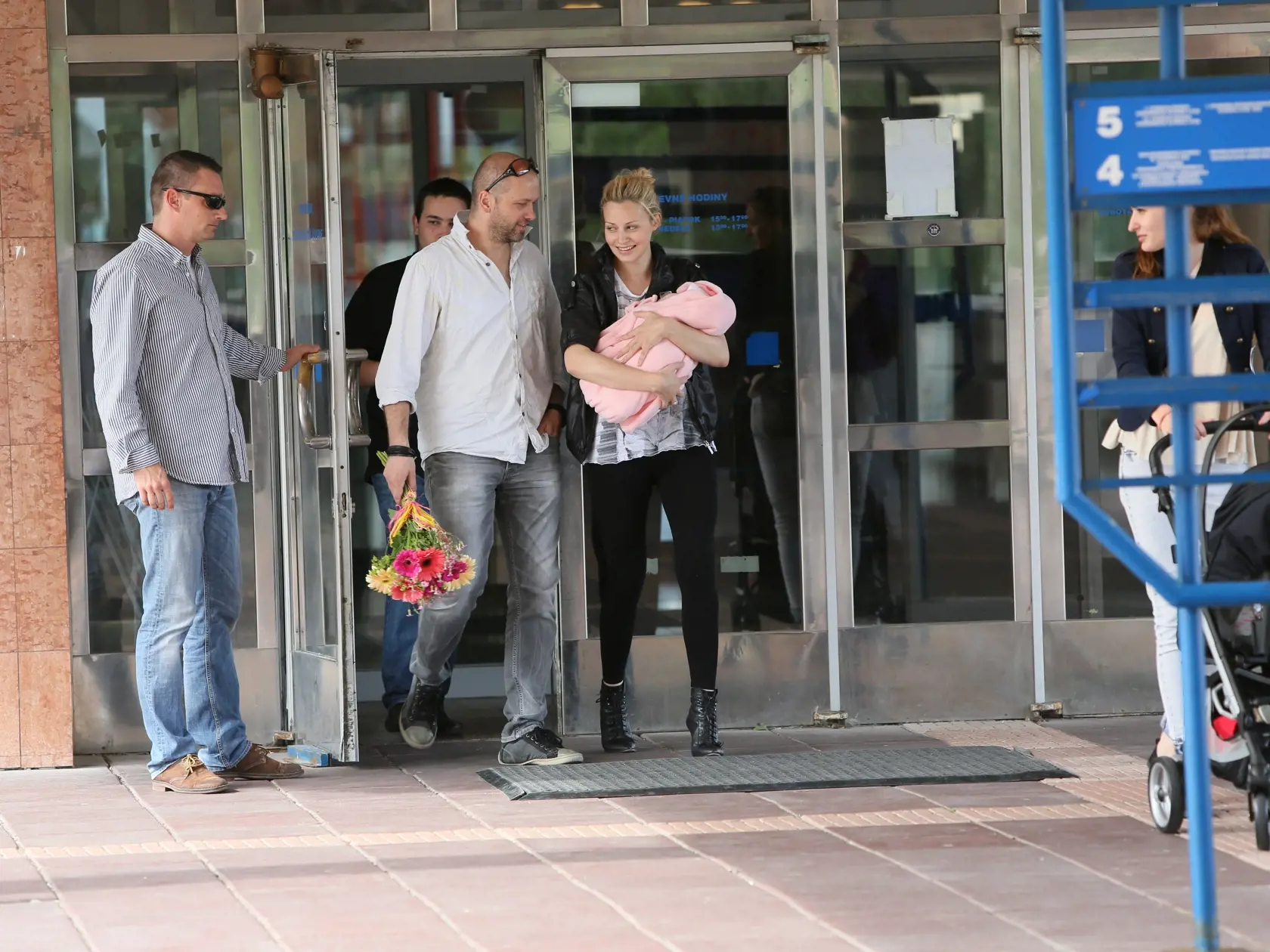 Maria Cirova vychadza s manzelom z porodnice na Antoleskej ulici