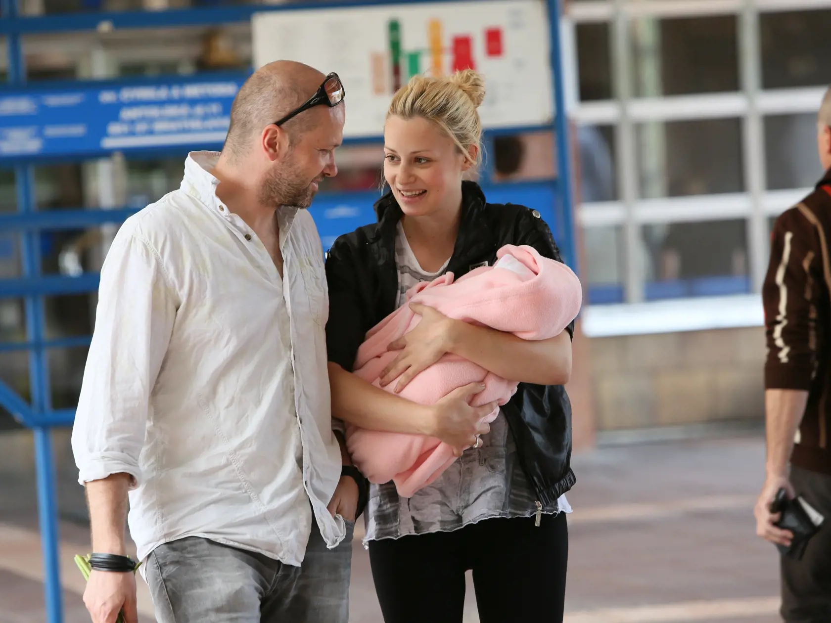 Maria Cirova vychadza s manzelom z porodnice na Antoleskej ulici
