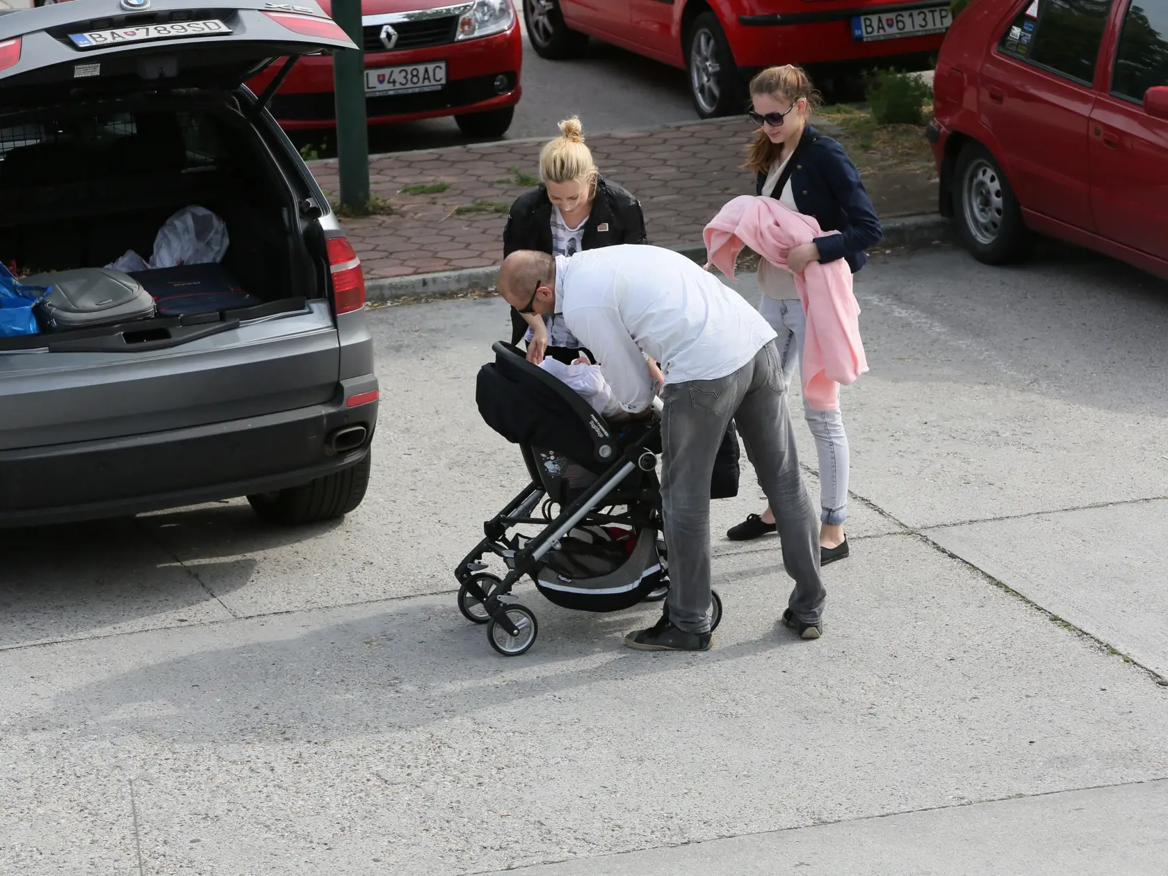 Maria Cirova vychadza s manzelom z porodnice na Antoleskej ulici