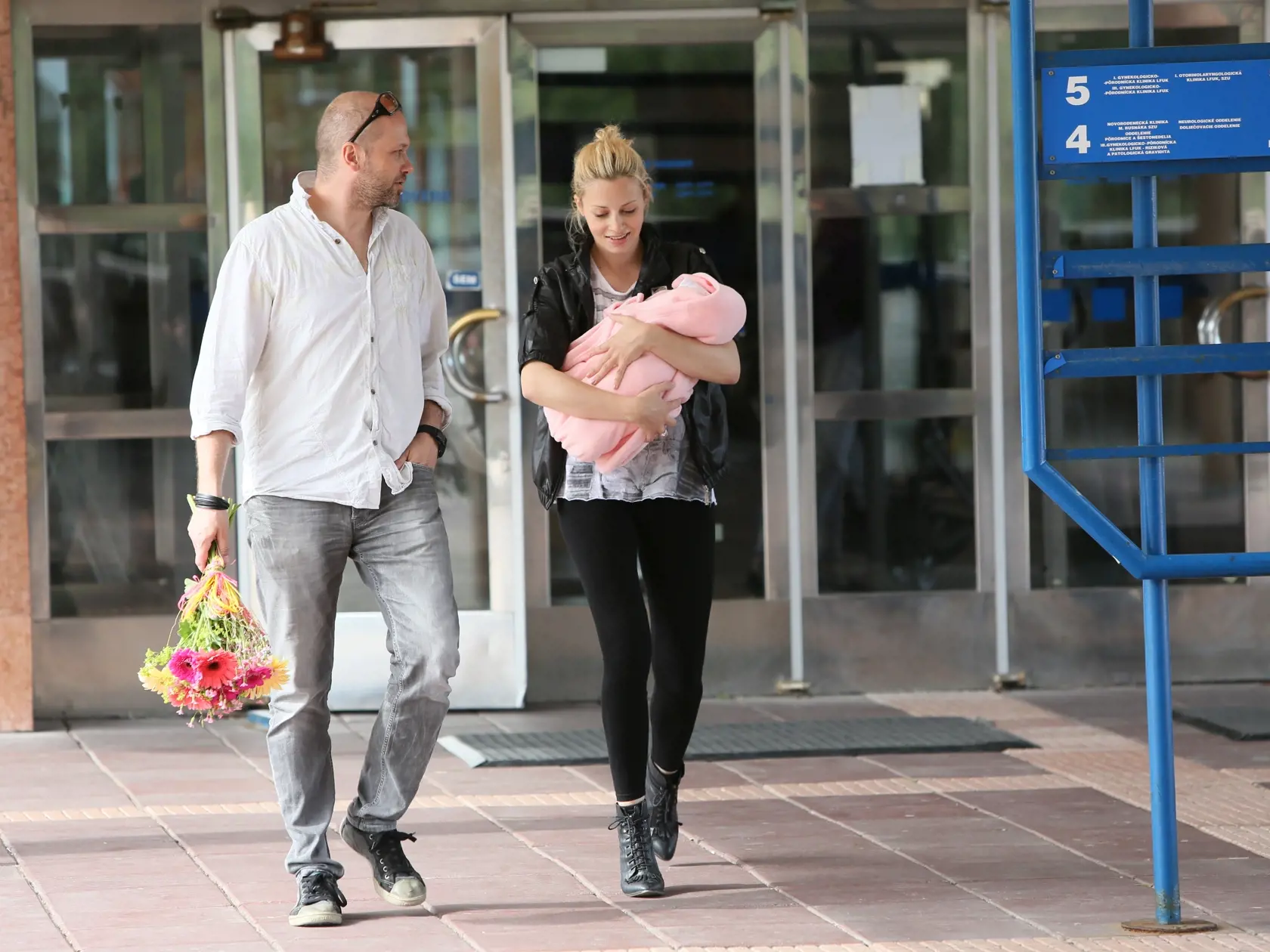 Maria Cirova vychadza s manzelom z porodnice na Antoleskej ulici