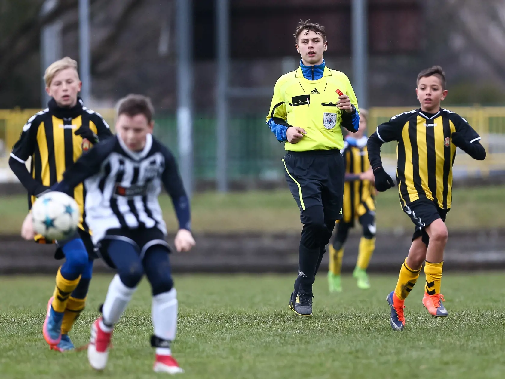 Ladislav Angial, ktorý sa zviditeľnil v speváckej súťaži Česko Slovenská Superstar 2018 hitom Pošta si privyrába ako rozhodca nižších futbalových súťaží.