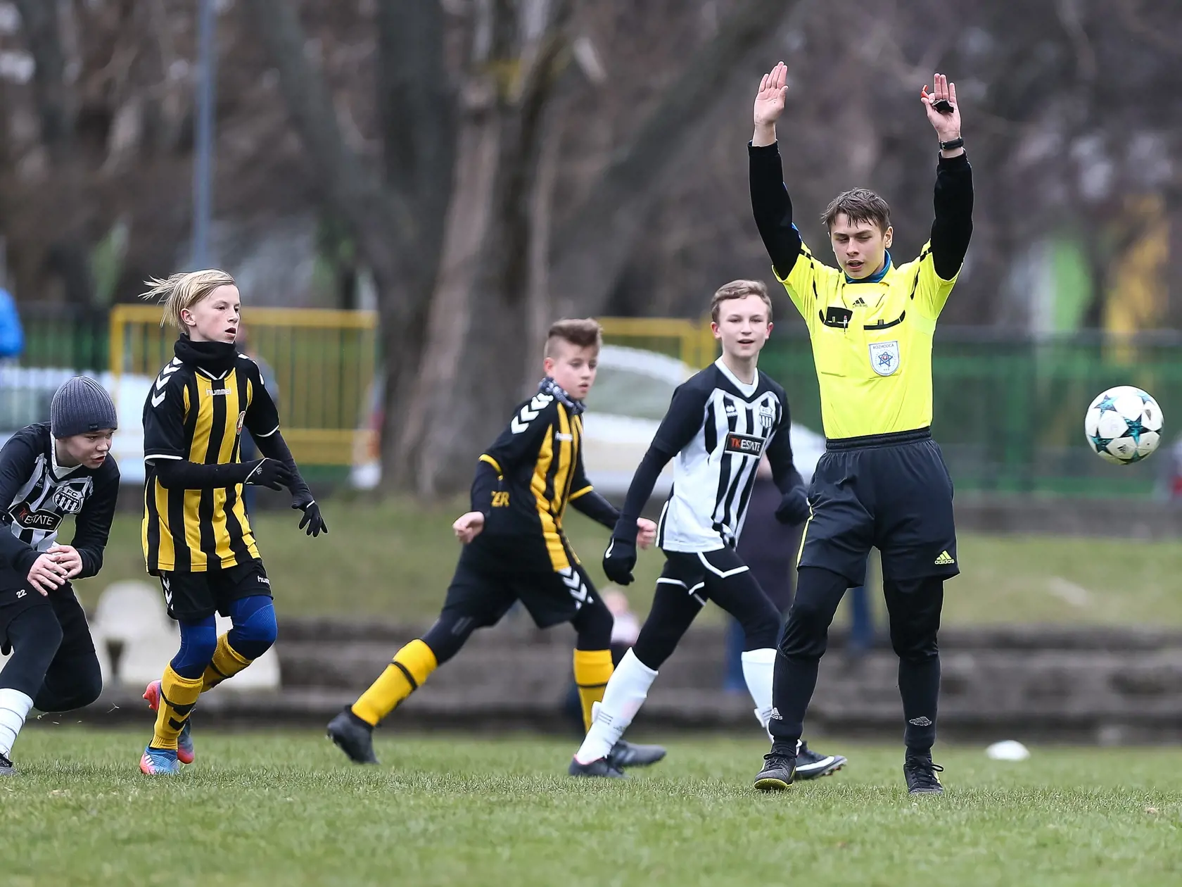 Ladislav Angial, ktorý sa zviditeľnil v speváckej súťaži Česko Slovenská Superstar 2018 hitom Pošta si privyrába ako rozhodca nižších futbalových súťaží.