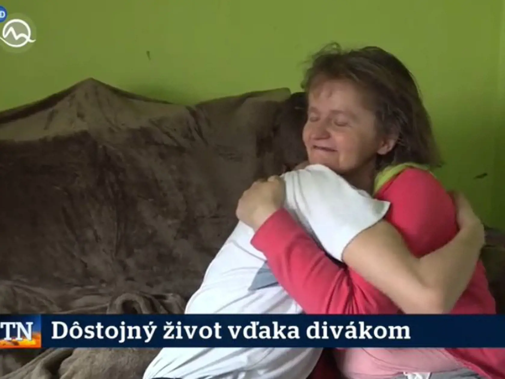 Laco žije so svojou chorou mamou. 