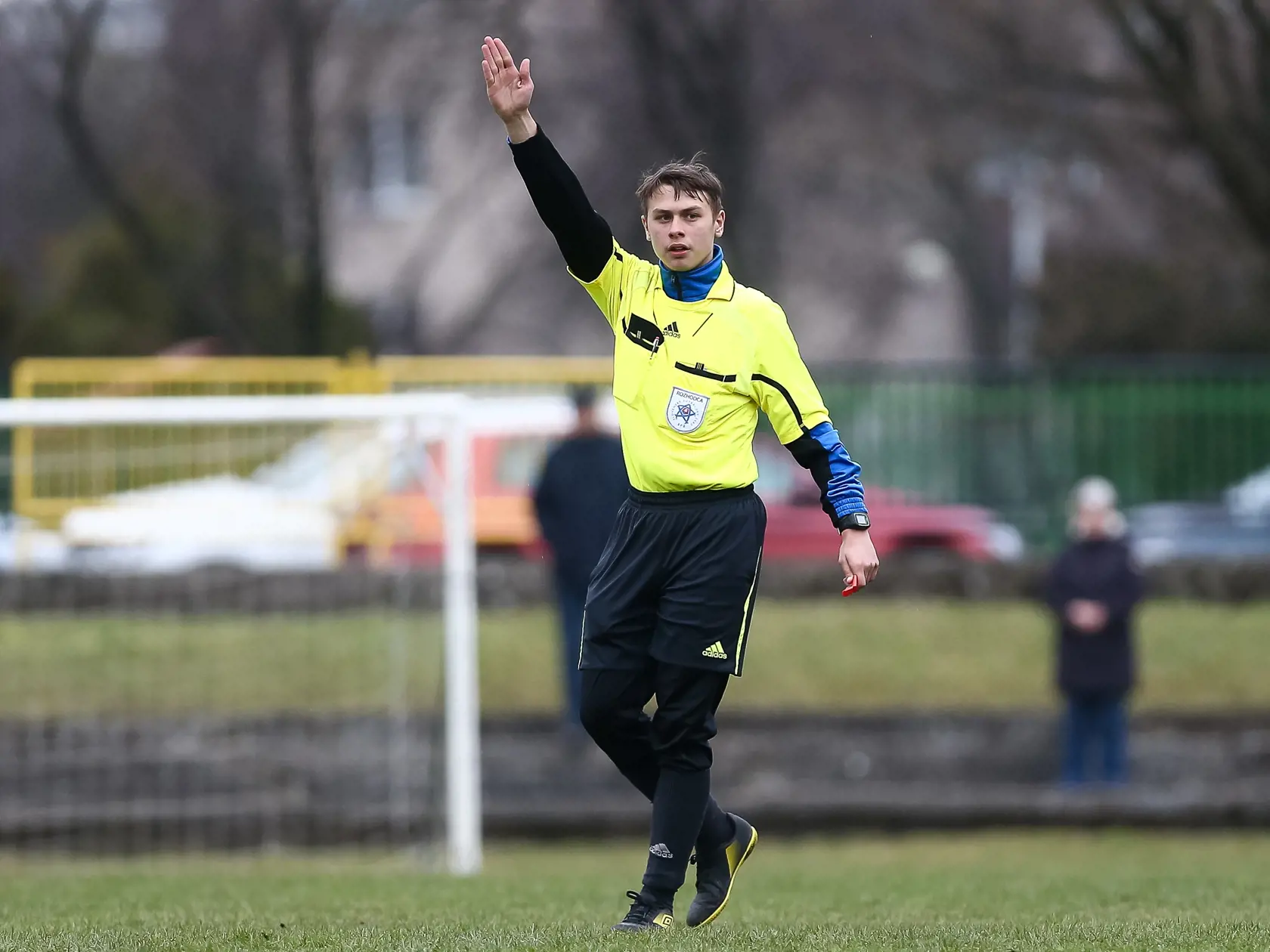 Ladislav Angial, ktorý sa zviditeľnil v speváckej súťaži Česko Slovenská Superstar 2018 hitom Pošta si privyrába ako rozhodca nižších futbalových súťaží.