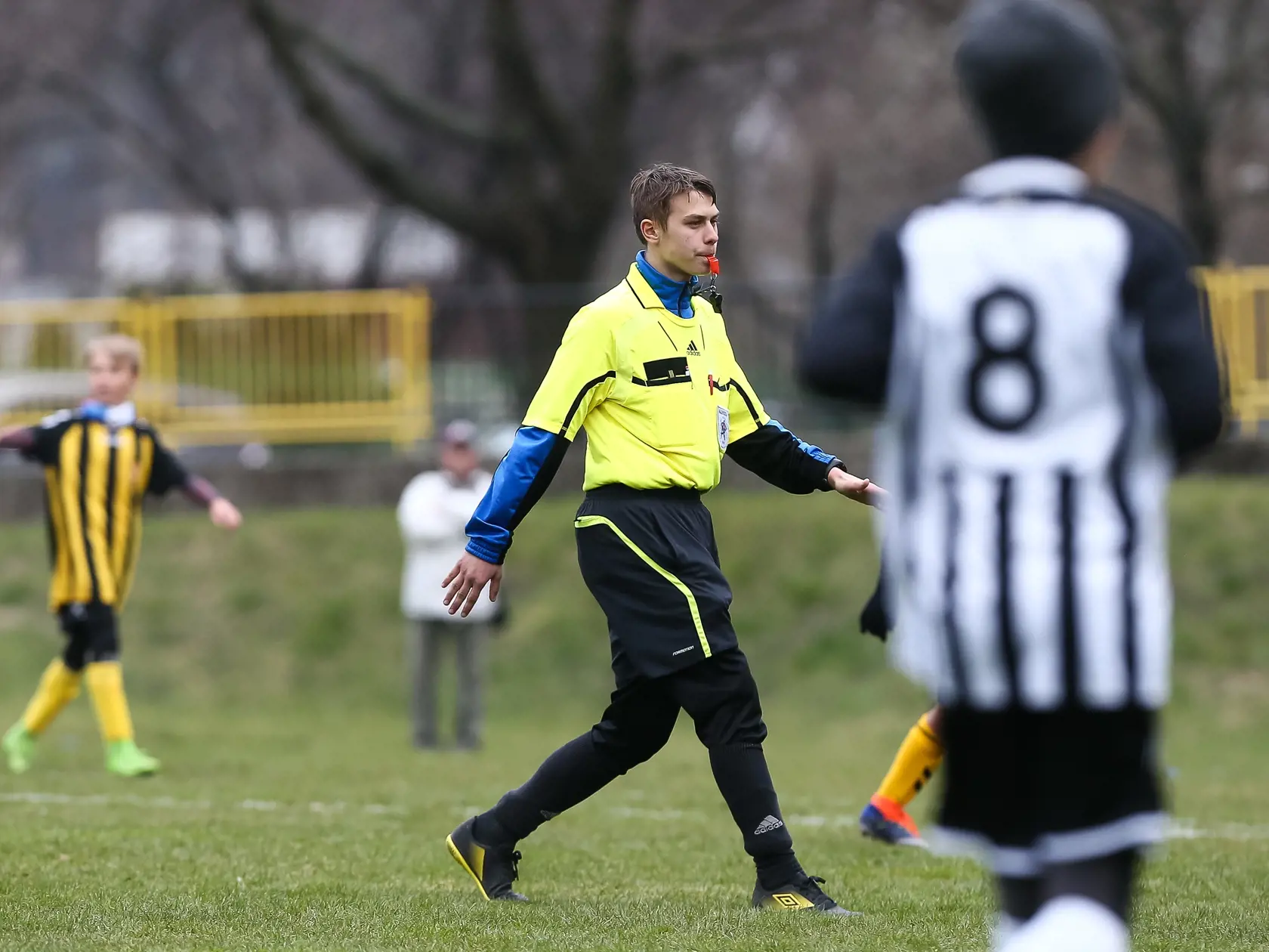 Ladislav Angial, ktorý sa zviditeľnil v speváckej súťaži Česko Slovenská Superstar 2018 hitom Pošta si privyrába ako rozhodca nižších futbalových súťaží.