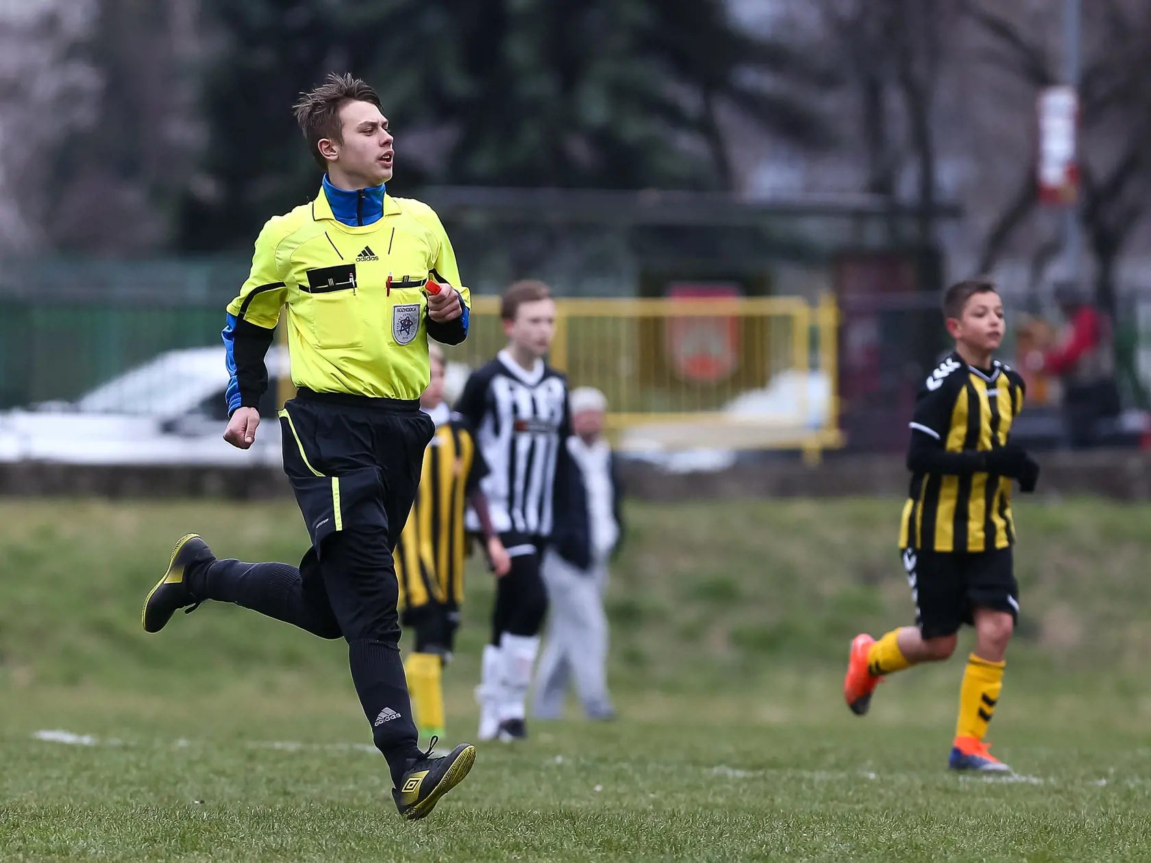 Ladislav Angial, ktorý sa zviditeľnil v speváckej súťaži Česko Slovenská Superstar 2018 hitom Pošta si privyrába ako rozhodca nižších futbalových súťaží.