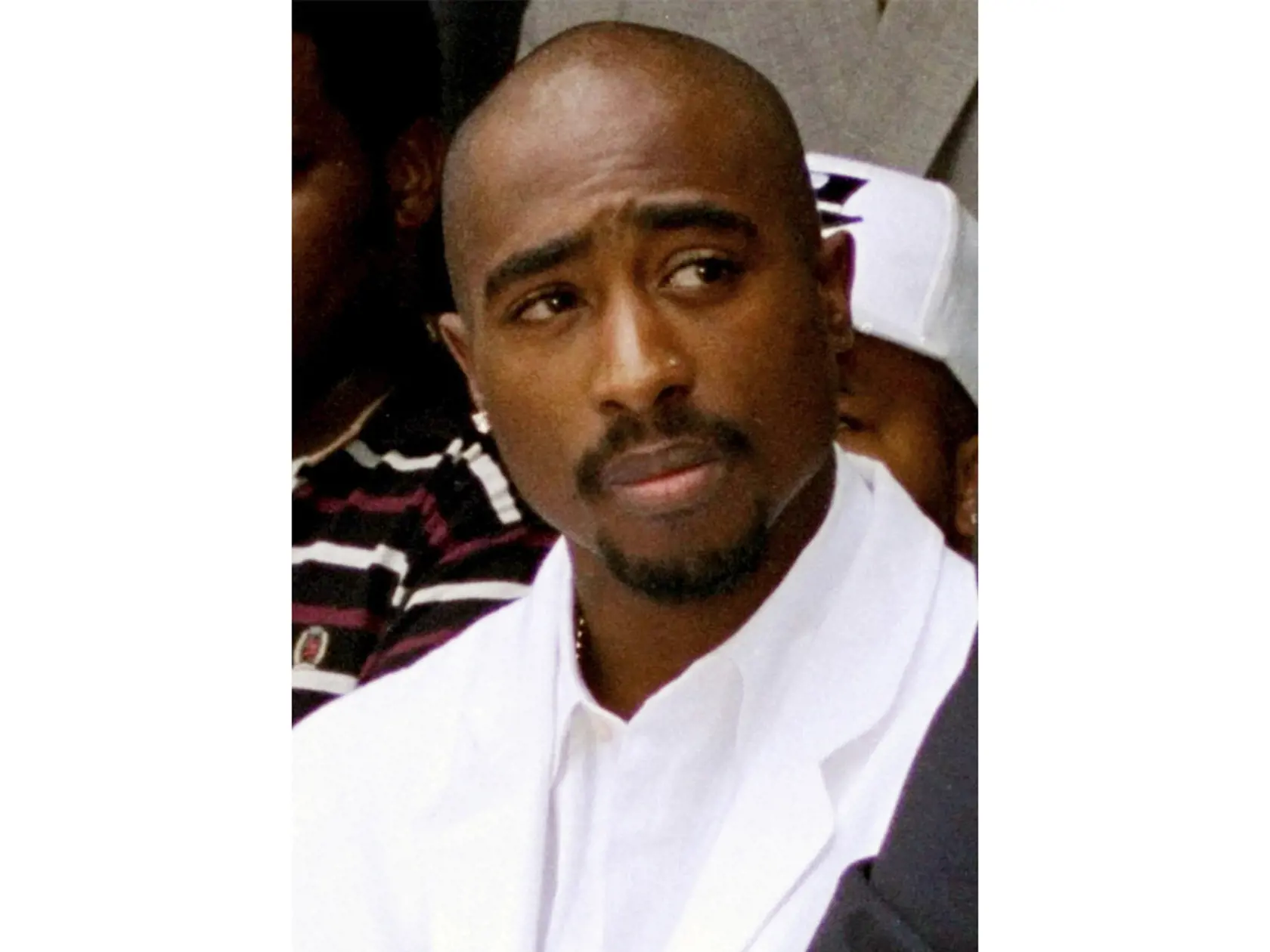 WA 26 archív Los Angeles - Na archívnej snímke z 15. augusta 1996 americký raper Tupac Shakur v Los Angeles. Svedka streľby na amerického rapera Tupaca Shakura obvinili z vraždy. Predstavuje to prelom vo vyšetrovaní vraždy rapera, ktorého zastrelili v roku 1996 v Las Vegas. Veľká porota v Nevade obvinila Duanea Davisa (60) z vraždy, oznámili v piatok na súde prokurátori.  FOTO TASR/AP


FILE - Rapper Tupac Shakur attends a voter registration event in South Central Los Angeles, Aug. 15, 1996. Las