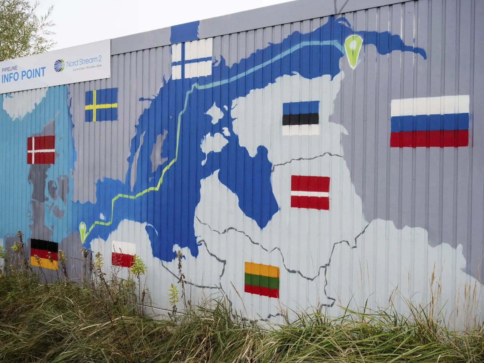 Na snímke značka s nápisom Severný prúd 2 (Nord Stream 2) visí nad namaľovanou mapou 16. novembra 2021 v nemeckom Lubmine. Nemecký úrad pre siete informoval, že pozastavil proces certifikácie projektu plynovodu Severný prúd 2. Ako dôvod uviedol, že štruktúra spoločnosti prevádzkujúcej plynovod nie je zatiaľ v súlade s nemeckým právom. Rozhodnutie nemeckého úradu predstavuje novú komplikáciu pre projekt v hodnote 10 miliárd eur.