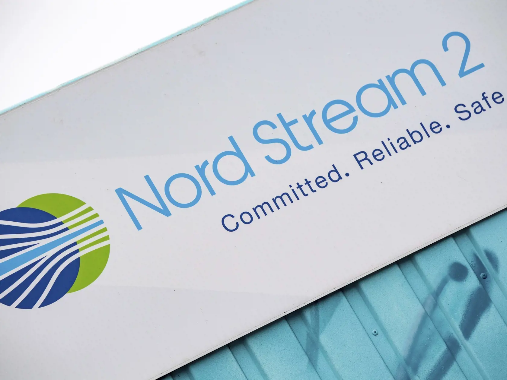KK10 Lubmin - Na snímke značka s nápisom Severný prúd 2 (Nord Stream 2) visí nad namaľovanou mapou 16. novembra 2021 v nemeckom Lubmine. Nemecký úrad pre siete informoval, že pozastavil proces certifikácie projektu plynovodu Severný prúd 2. Ako dôvod uviedol, že štruktúra spoločnosti prevádzkujúcej plynovod nie je zatiaľ v súlade s nemeckým právom. Rozhodnutie nemeckého úradu predstavuje novú komplikáciu pre projekt v hodnote 10 miliárd eur, ktorého dokončenie sa už niekoľkokrát odložilo a z kto