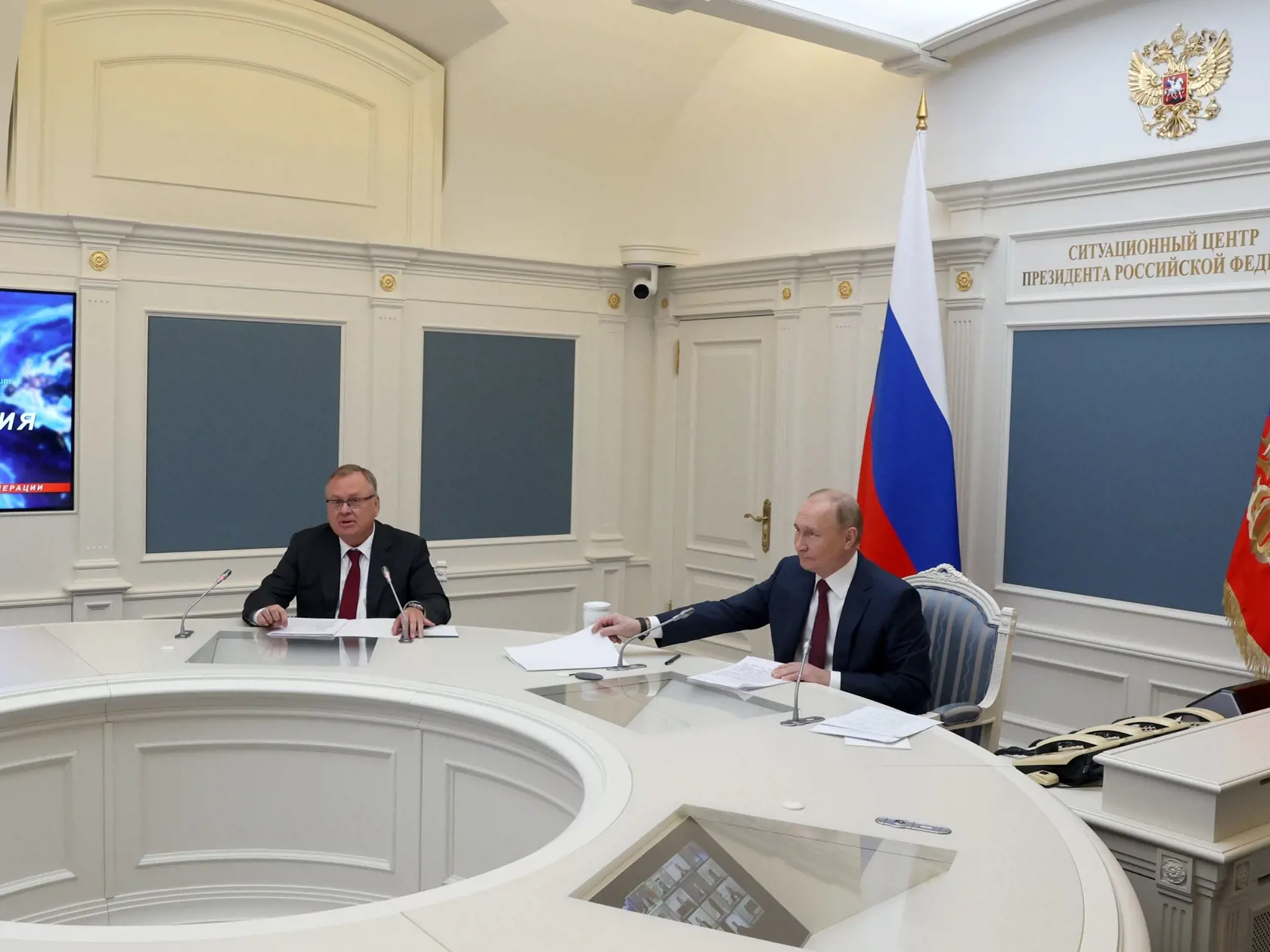 EBE 2 Moskva - Ruský prezident Vladimir Putin (vpravo) a predseda a prezident ruskej úverovej banky VTB Bank Andrej Kostin počas videokonferencie v rámci investičného fóra Russia Calling! v Moskve 30. novembra 2021. FOTO TASR/AP

Russian President Vladimir Putin, right, and 
VTB Bank Chairman Andrei Kostin attend a video call of the VTB Capital "Russia Calling!" Investment Forum in Moscow, Russia, Tuesday, Nov. 30, 2021. (Mikhail Metzel, Sputnik, Kremlin Pool Photo via AP)