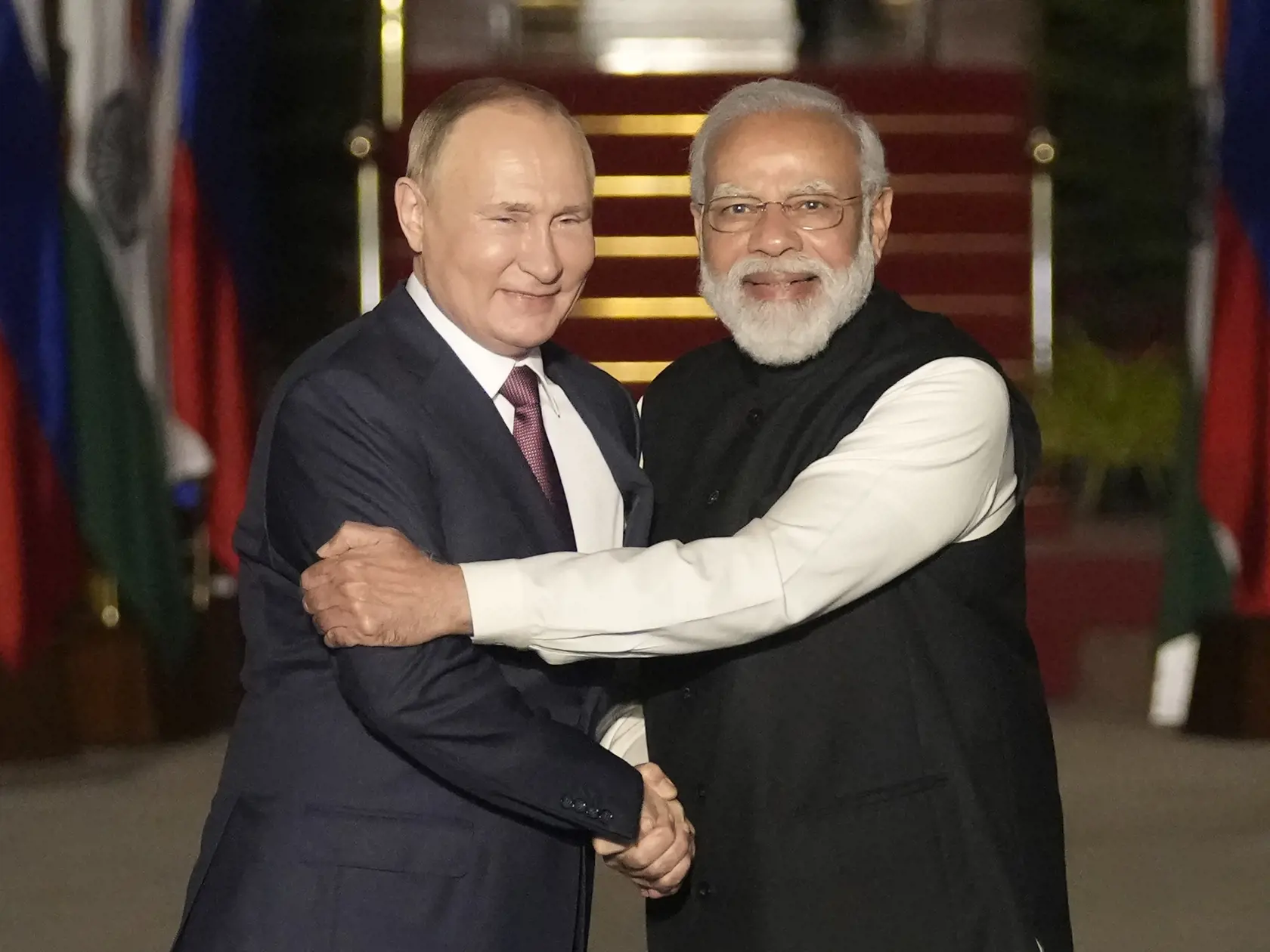 JB 7 Naí Dillí - Ruský prezident Vladimir Putin (vľavo) si podáva ruku s indickým premiérom Naréndrom Módím pred ich stretnutím v Naí Dillí 6. decembra 2021. FOTO TASR/AP 

Russian President Vladimir Putin, left and Indian Prime Minister Narendra Modi greet each other before their meeting in New Delhi, India, Monday, Dec.6, 2021. (AP Photo/Manish Swarup)