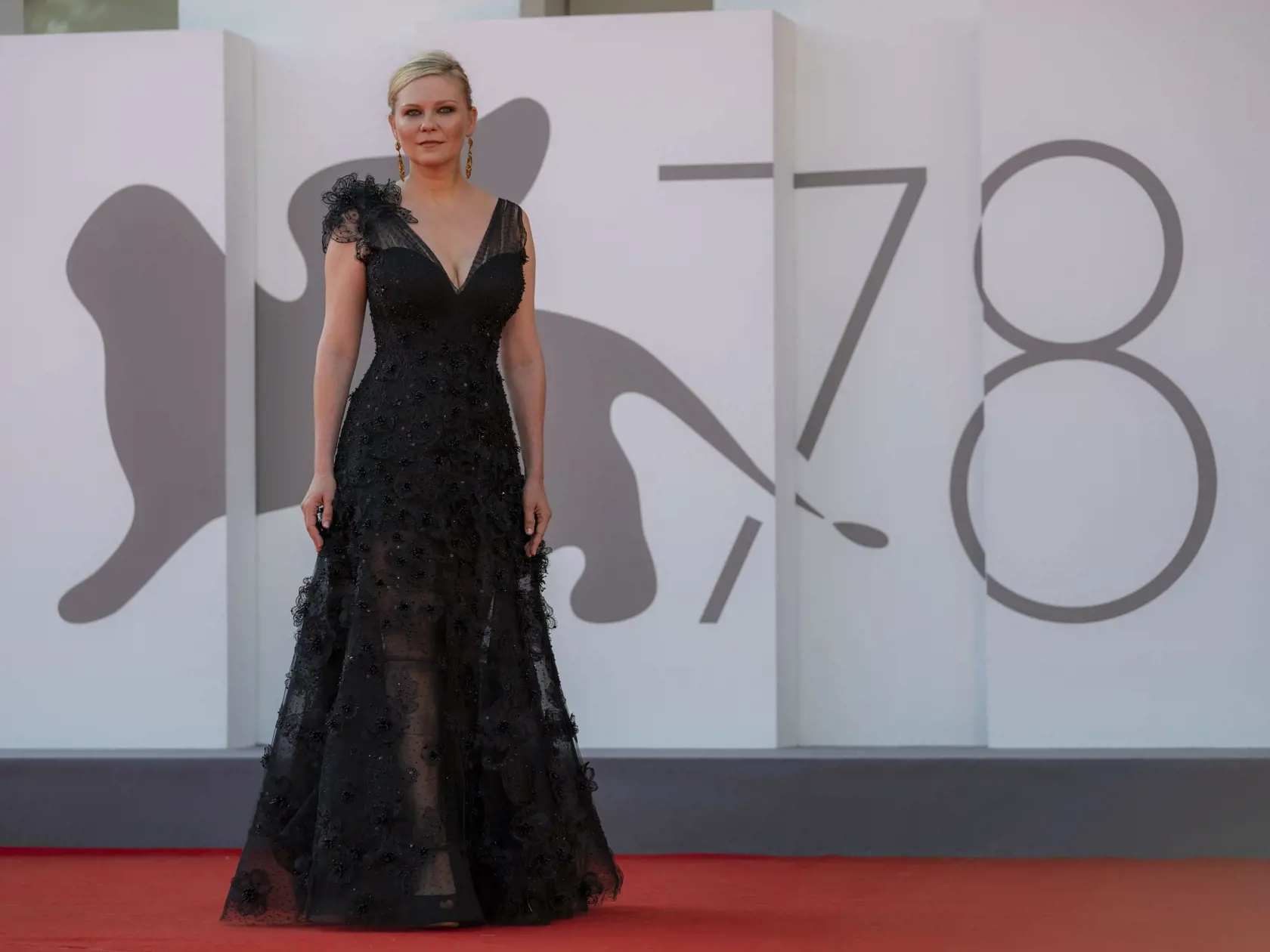 JB 67 Benátky - Herečka Kirsten Dunstová pózuje fotografom na červenom koberci počas jej príchodu na premiéru filmu 'The Power Of The Dog' na 78. ročníku medzinárodného filmového festivalu v Benátkach 2. septembra 2021. FOTO TASR/AP

Actress Kirsten Dunst poses for photographers on the red carpet of the movie 'The Power Of The Dog' at the 78th edition of the Venice Film Festival in Venice, Italy, Thursday, Sep, 2, 2021. (AP Photo/Domenico Stinellis)
