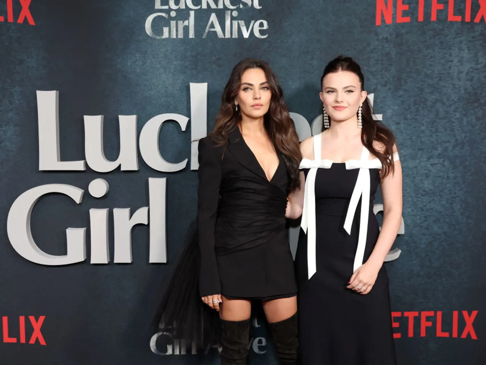 Mila Kunis bola na premiére nádherná. Čierne minišaty s hlbokým výstrihom z nej urobili sexicu.