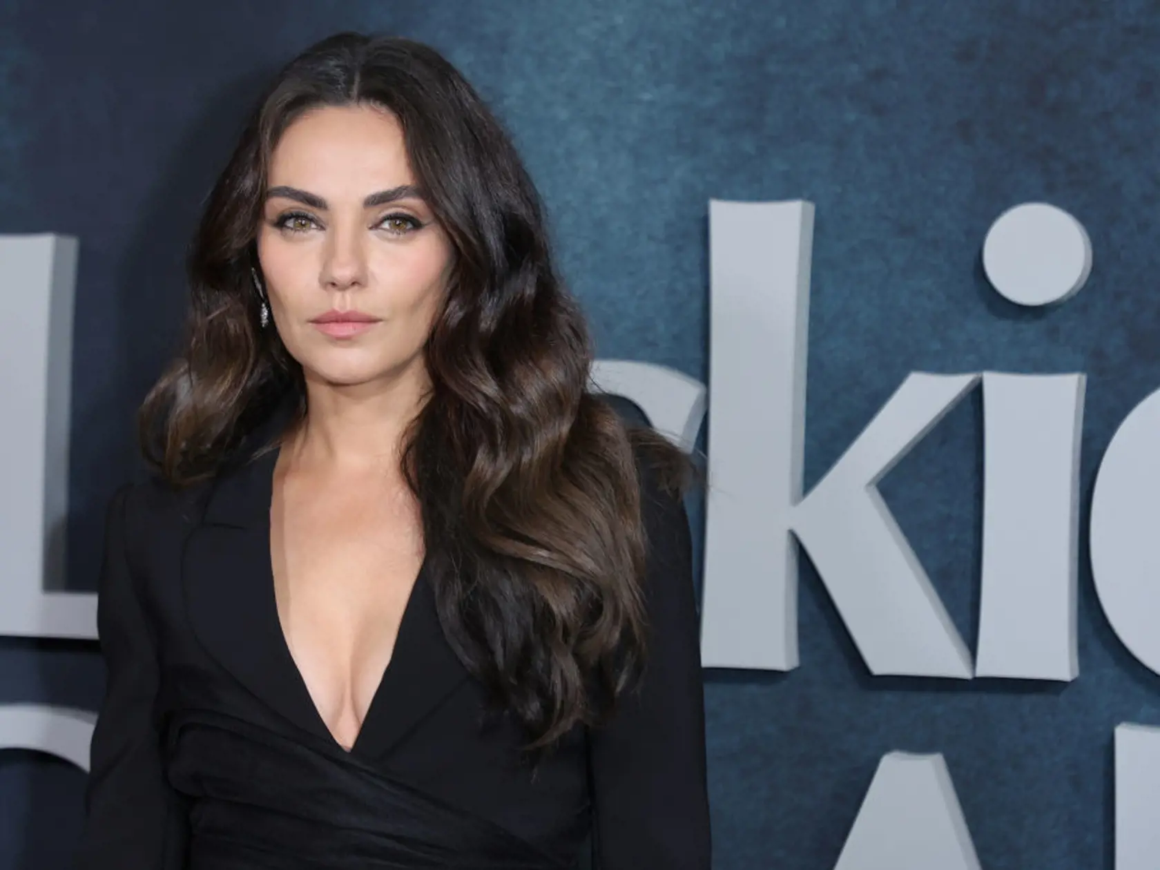 Mila Kunis bola na premiére nádherná. Čierne minišaty s hlbokým výstrihom z nej urobili sexicu.