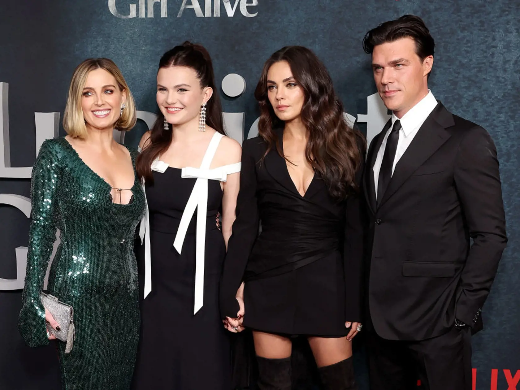 Mila Kunis bola na premiére nádherná. Čierne minišaty s hlbokým výstrihom z nej urobili sexicu.