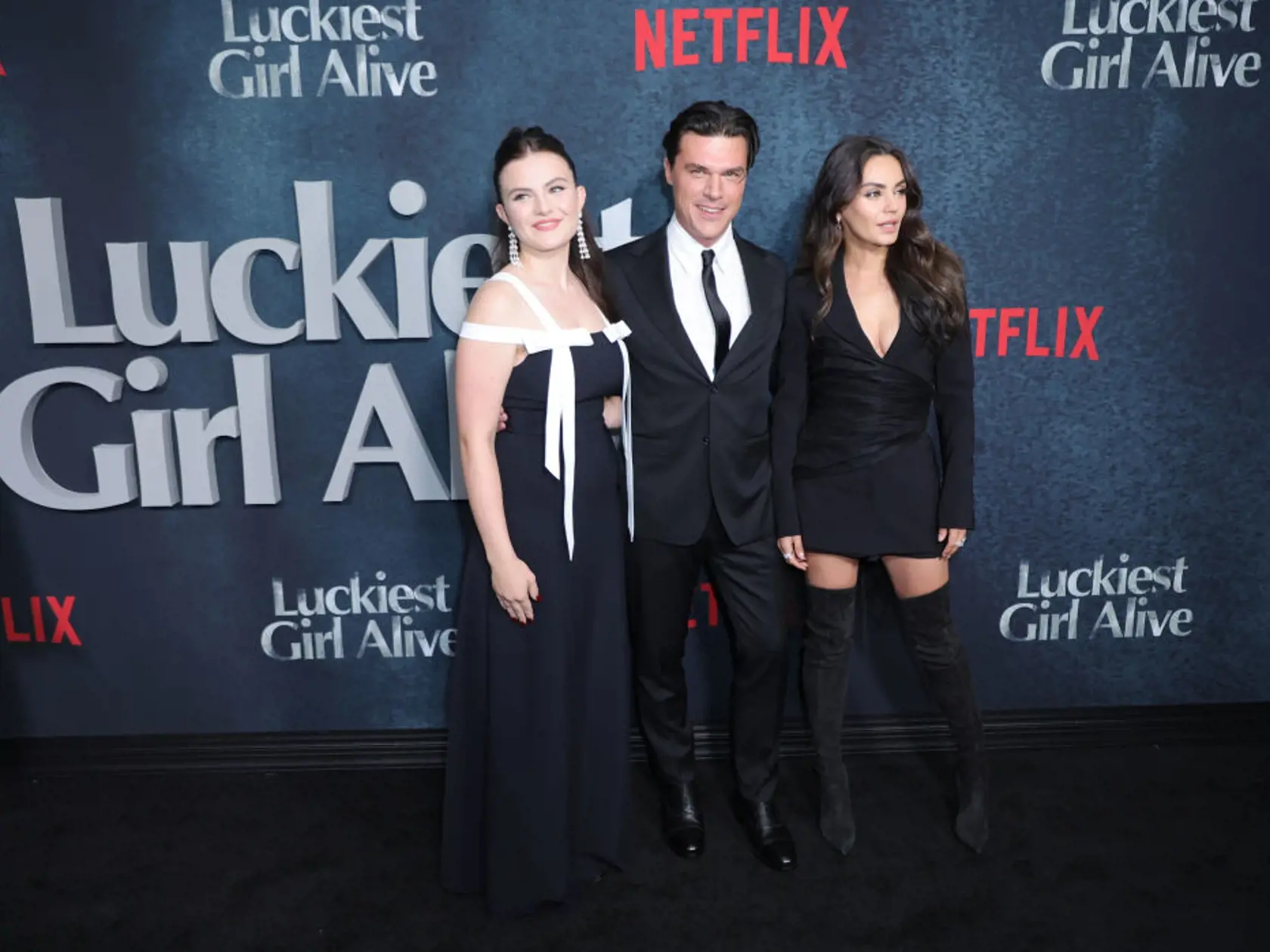 Mila Kunis bola na premiére nádherná. Čierne minišaty s hlbokým výstrihom z nej urobili sexicu.