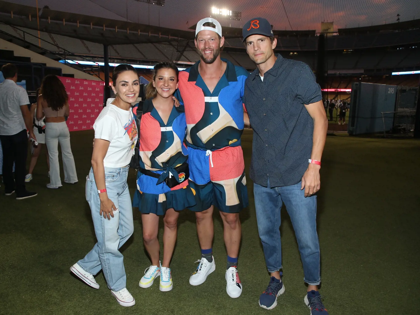 Ashton Kutcher (vpravo) s manželkou Milou Kunis (vľavo) na záberoch z 8. augusta 2022