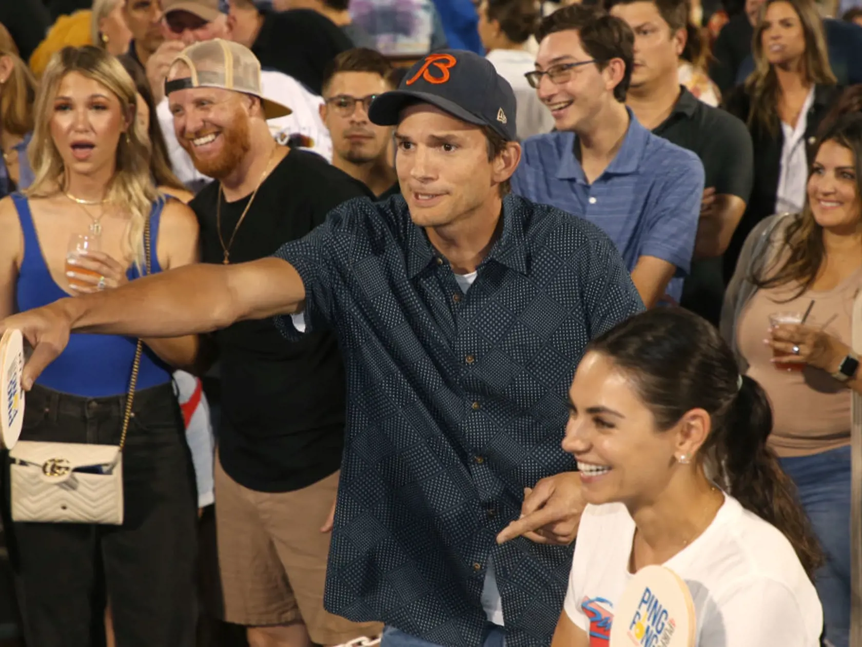 Ashton Kutcher s manželkou Milou Kunis (vpravo) na záberoch z 8. augusta 2022