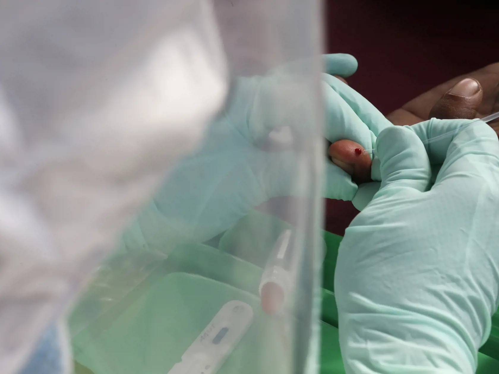 EBE 10 Bali - Na snímke zdravotnícky pracovník odoberá vzorku krvi na test prítomnosti nového koronavírusu obyvateľovi na Bali v Indonézii 11. mája 2020. FOTO TASR/AP
A health worker collects blood sample for the coronavirus antibody test in Bali, Indonesia on Monday, May 11, 2020. (AP Photo/Firdia Lisnawati)