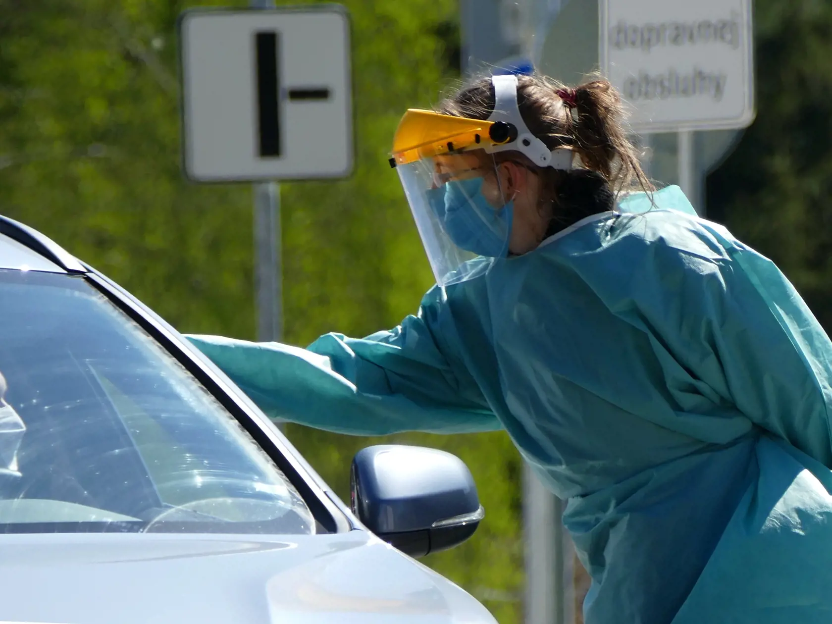 Na snímke meranie teploty osôb v automobile, ktorý prichádza do areálu Fakultnej nemocnice s poliklinikou (FNsP) Žilina 21. apríla 2020. FOTO TASR - Erika Ďurčová