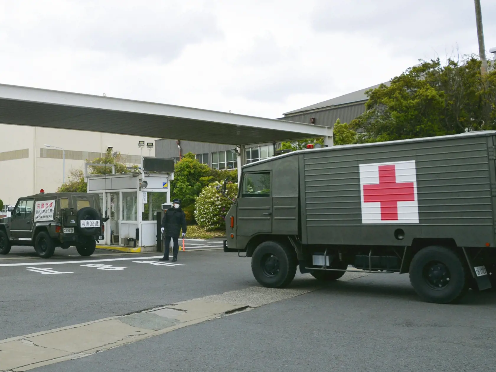 JB 7 Nagasaki - Vozidlá japonských polovojenských síl prichádzajú do prístavu v japonskom meste Nagasaki 23. apríla 2020, kde kotví talianska výletná loď Costa Atlantica. Najmenej 48 členov posádky výletnej lode zakotvenej pri japonskom meste Nagasaki pozitívne otestovali na koronavírus. Miestne úrady to potvrdili vo štvrtok.  Úrady dúfajú, že sa im do konca týždňa podarí otestovať všetkých členov posádky. Výletná loď Costa Atlantica priplávala do Nagasaki v januári so 600 ľuďmi na palube, aby t