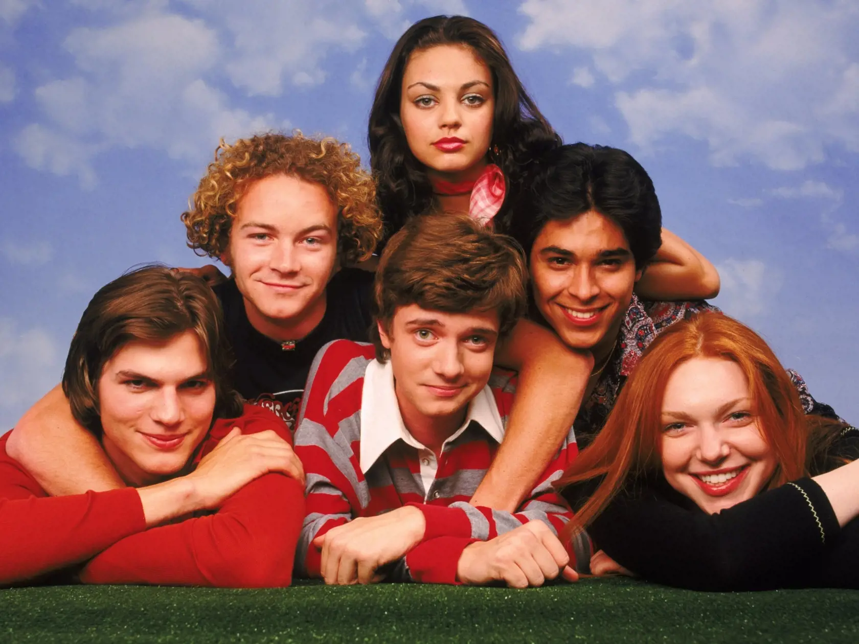Mila Kunis a Ashton Kutcher v seriáli Tie roky sedemdesiate.