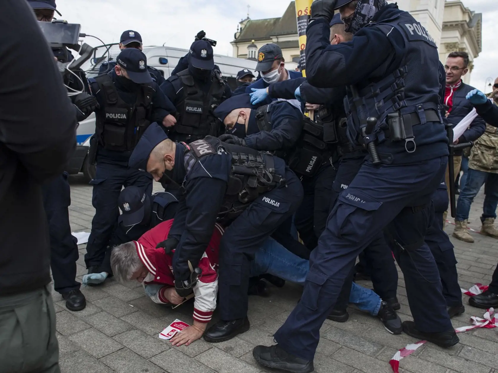 Poliaci demonštrovali za rýchlejšie uvoľňovanie opatrení, protest vyústil do násilností.