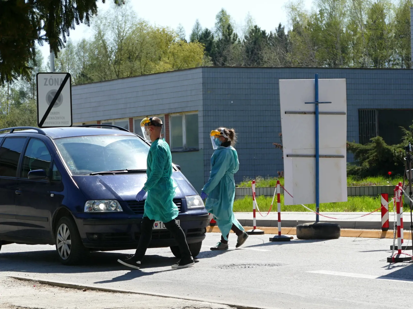 Na snímke opatrenia pre všetky vozidlá prichádzajúce do areálu Fakultnej nemocnice s poliklinikou (FNsP) Žilina 21. apríla 2020. FOTO TASR - Erika Ďurčová