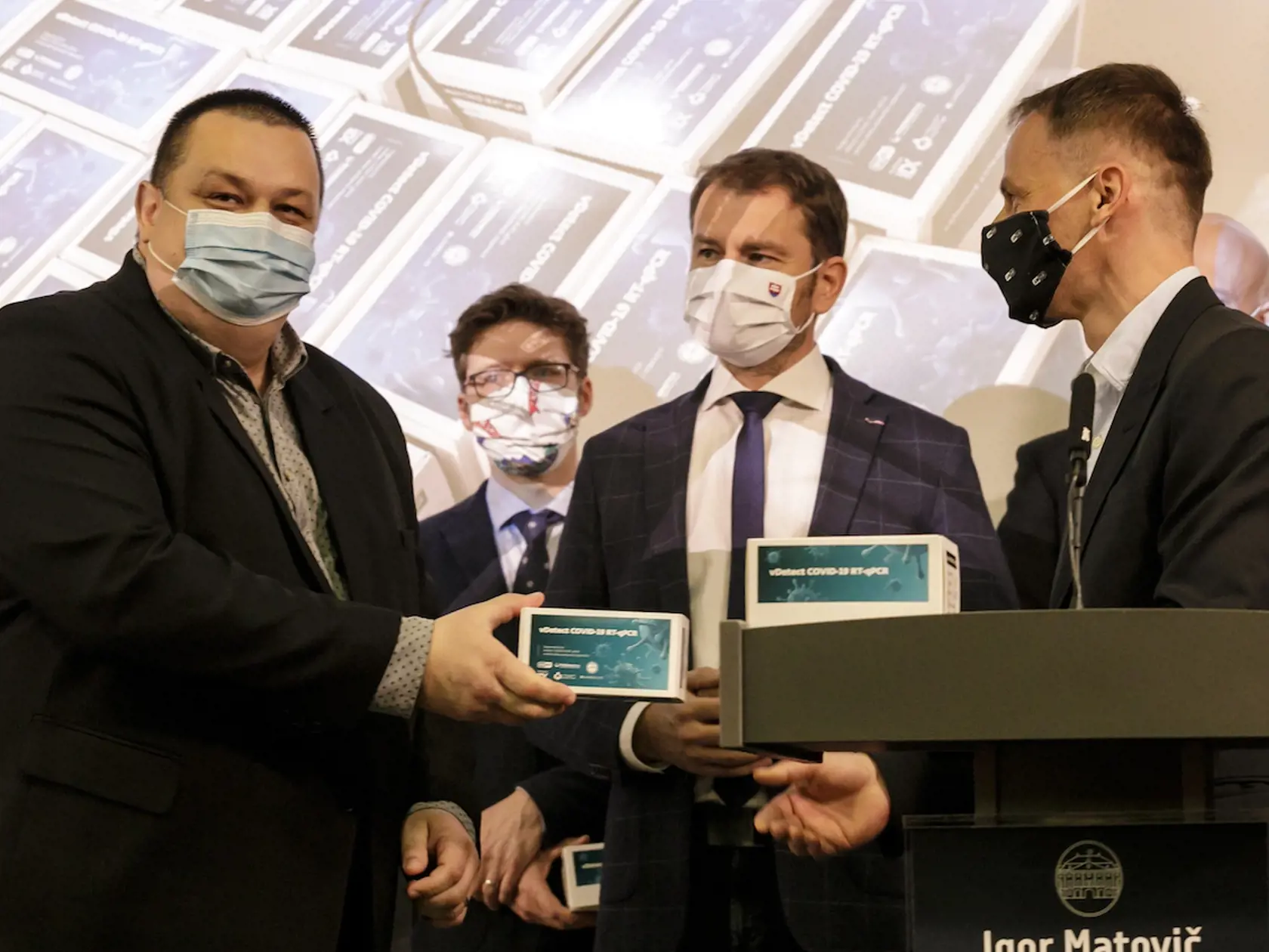 Na snímke predseda vlády SR Igor Matovič (uprostred), hlavný hygienik SR Ján Mikas (vľavo) a generálny riaditeľ bezpečnostnej spoločnosti ESET Richard Marko (vpravo) s diagnostickým kitom pre 500 testov na COVID -19  počas tlačovej konferencie na tému: 100-tisíc slovenských testov na koronavírus sa stalo realitou - úspech slovenských vedcov a inovatívnych firiem, v Bratislave 15. mája 2020. FOTO TASR – Dano Veselský