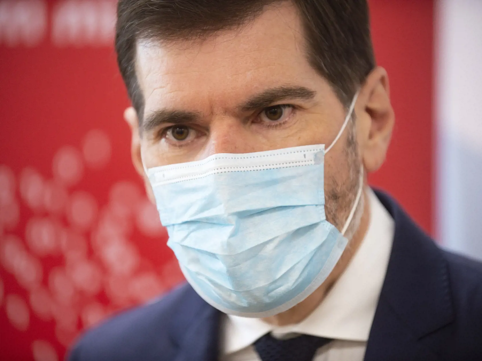 Spoločnosť Alpha medical testuje sérum z odobratej krvi pacienta na prítomnosť koronavírusu COVID-19. Odber je realizovaný ambulantne a ide o krv zo žily, nie kapilárnu krv z prsta (ako pri rýchlotestoch). Test prebieha v laboratóriu na platničke, ktorá je potiahnutá požadovaným vírusovým proteínom – antigénom. Vzorky pacientov sa potom s antigénom inkubujú a ak má pacient protilátky proti vírusovému antigénu, viažu sa spolu. Naviazaný komplex protilátka-antigén sa potom môže detegovať ďalším pr